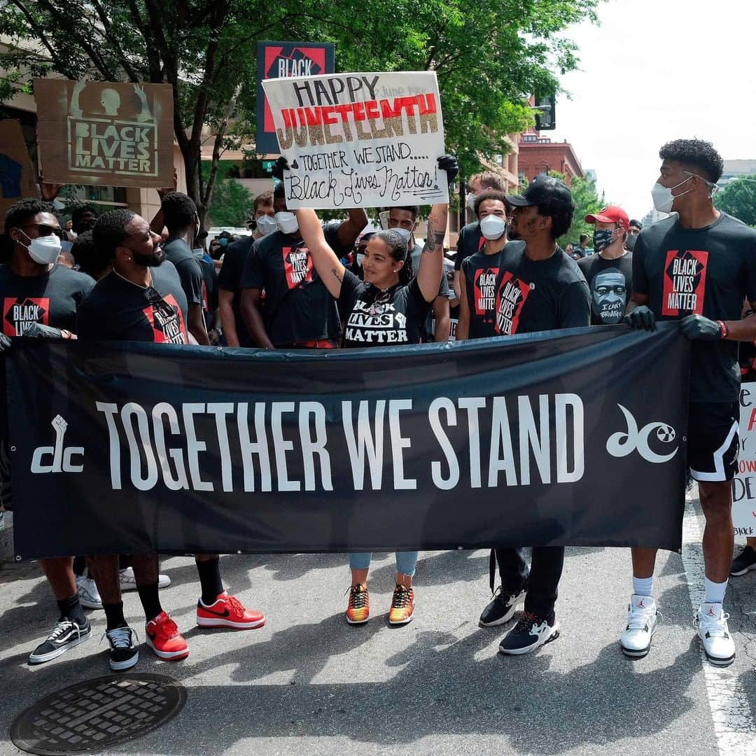 CNNさんのインスタグラム写真 - (CNNInstagram)「Friday is Juneteenth, the holiday that commemorates the end of slavery in the United States. Demonstrations and rallies are being held around the country, including Chicago, New York, Minneapolis and Washington, DC. Tap the link in our bio for live updates on the gatherings and other anti-racist protests across the country. (📸: Jim Watson/AFP via Getty Images and Joe Raedle/Getty Images)」6月20日 5時00分 - cnn