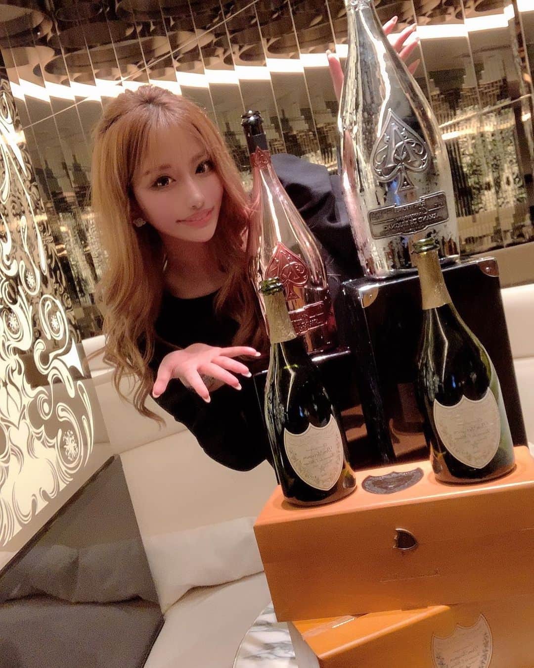 れみのインスタグラム：「寝過ぎて変な時間に起きた😵 . 10代の頃からお世話になってるお客様にスペシャルなお酒を飲ませていただきました☀️✨✨ アルマンドロゼのマグナムにプラチナのダブルマグナム🙇‍♀️ ダブルマグナムがデカすぎてマグナムなのに普通のサイズに見える…笑 出てきた時大きすぎて笑った🤣 とっても楽しかったです💓❤️ 有難う御座いました✨」
