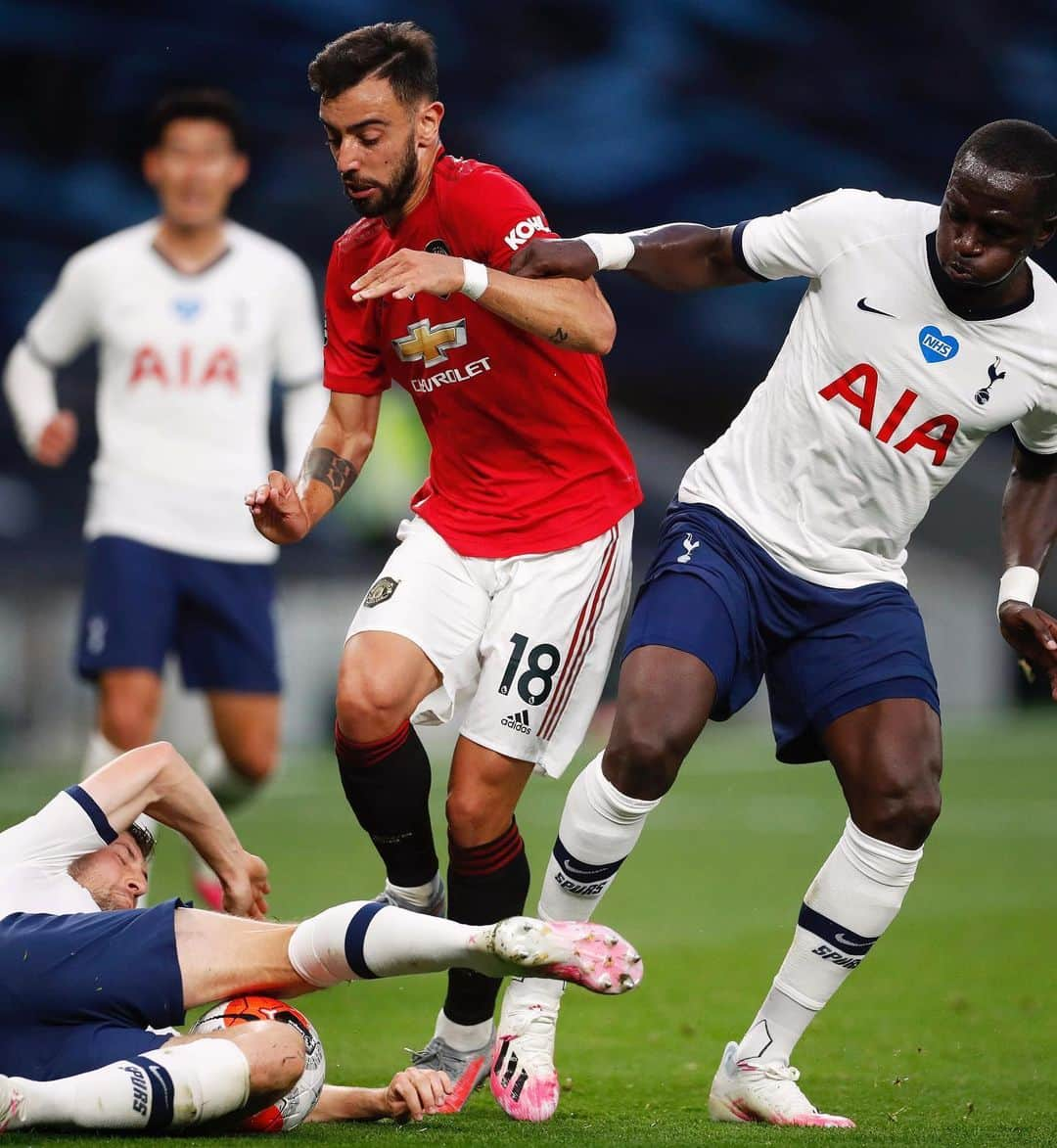 マンチェスター・ユナイテッドさんのインスタグラム写真 - (マンチェスター・ユナイテッドInstagram)「In amongst it ⚔️ #MUFC #BrunoFernandes #PremierLeague」6月20日 5時32分 - manchesterunited