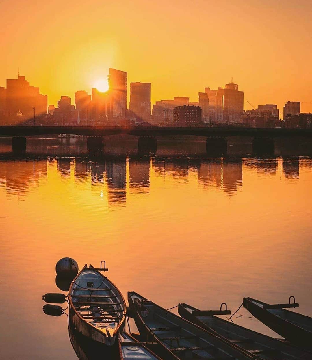 Instagramersさんのインスタグラム写真 - (InstagramersInstagram)「Stay tuned with this golden light by @quackieduck and @igersboston 😍📸💖🙌 #IgersBoston #igersUSA #igers」6月20日 5時44分 - igers