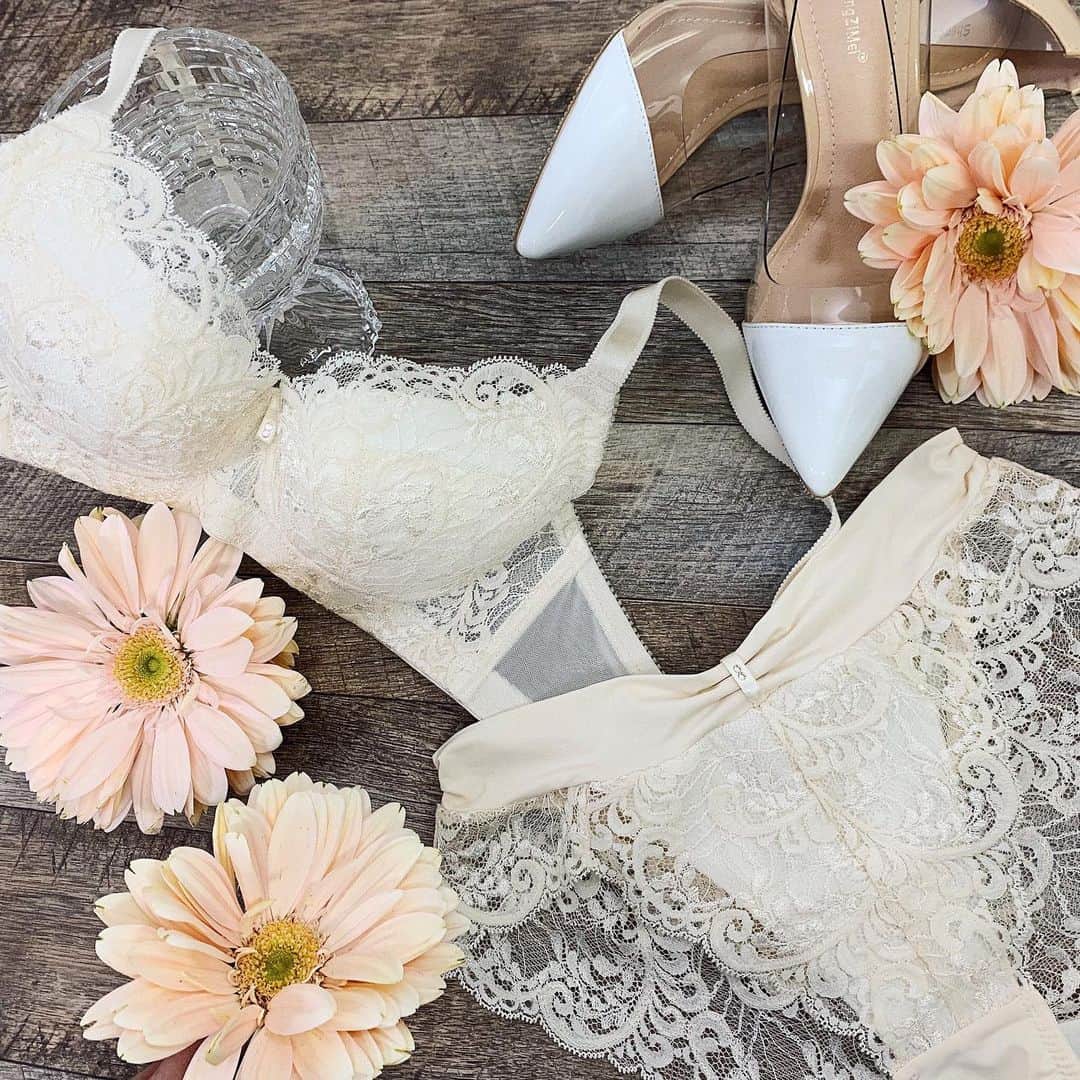 BradelisNewYork/ブラデリスニューヨークのインスタグラム：「夏に向けたスタイルアップは下着から♡ BRADELIS Erin -forGlamour- .  縦に流れるツタ柄とその隙間に見え隠れする繊細な葉脈の柄の コントラストが美しいレースを上品にあしらいました。 . デイリーに使いやすい、“ブラック”“アイボリー”の2色展開.+* . ぜひお試し下さい♪ . . #bradelis #bradelisnewyork #erin #ブラデリス #ブラデリスニューヨーク #エリン」