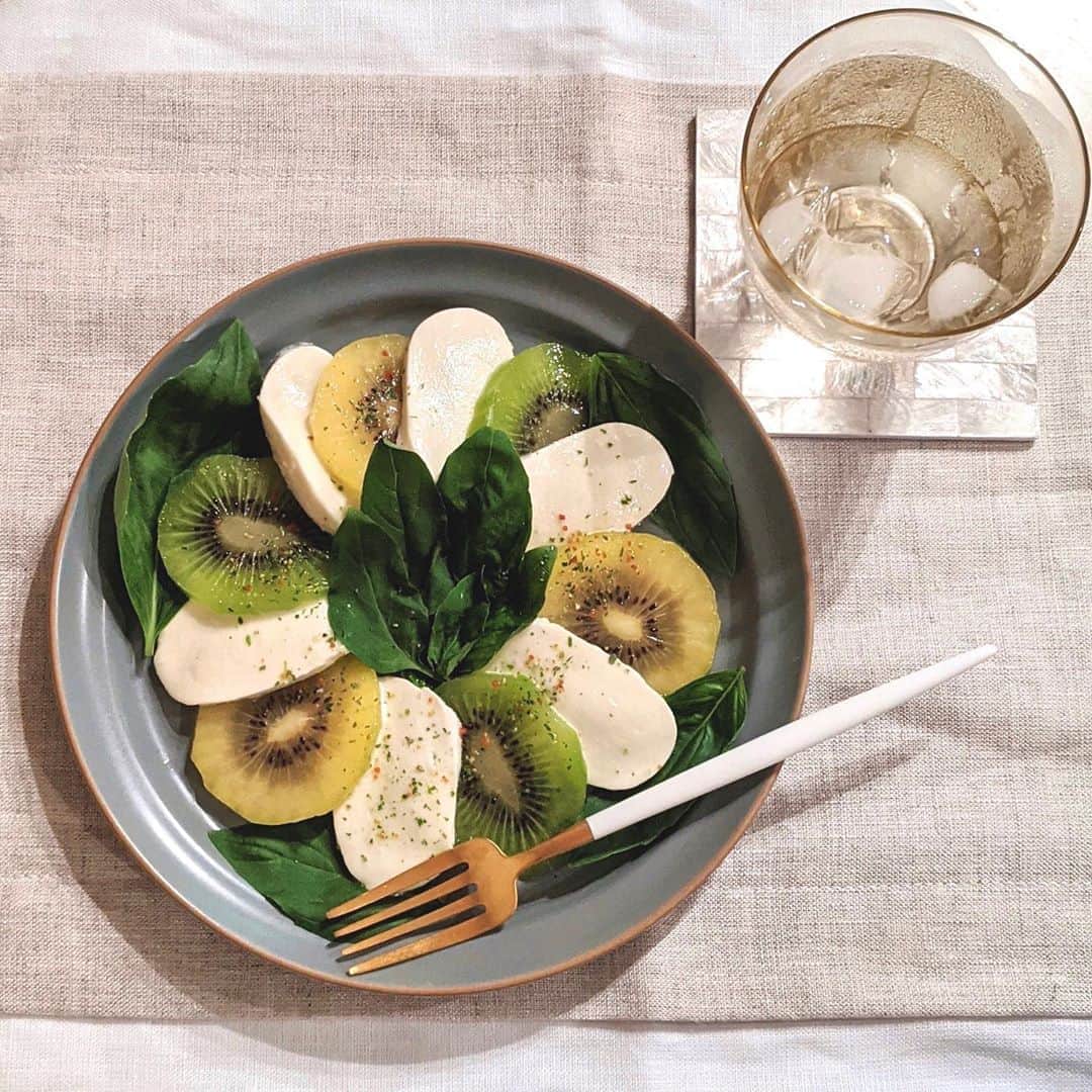 のインスタグラム：「. 私のメニューに幾度となく登場するキウイのカプレーゼ🥝 ゼスプリさんのキウイには自粛期間中大変お世話になりました🙇‍♀️ 簡単に作れて食卓が華やかになるのでおすすめ!💕 . . #キウイのカプレーゼ #キウイ #キウイブラザーズ #ゼスプリ #おうちごはん #おうちカフェ #おうちカフェごはん #クチポール #stayhome #ayumi_y_cooking」