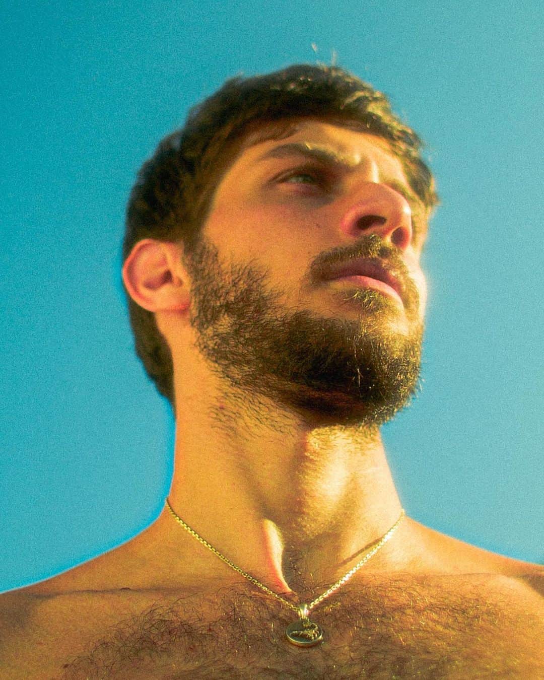 Chay Suedeのインスタグラム：「Retrato de um ensaio que fiz para a divulgação de @o__sal . A primeira música “Chora pra ver como é”, estará disponível a partir do dia 30/06, em todas as plataformas digitais.  foto: @youknowmyface」