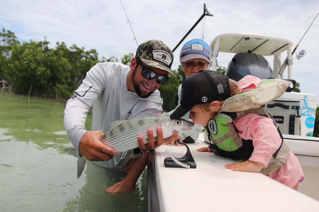 Costa Sunglassesのインスタグラム：「The @hookedonfamily crew is out on the water again and sharing a few tips on introducing kids to fishing and life on the water. Catch their takeover in our Stories. #FathersDay #BringTheWaterHome」
