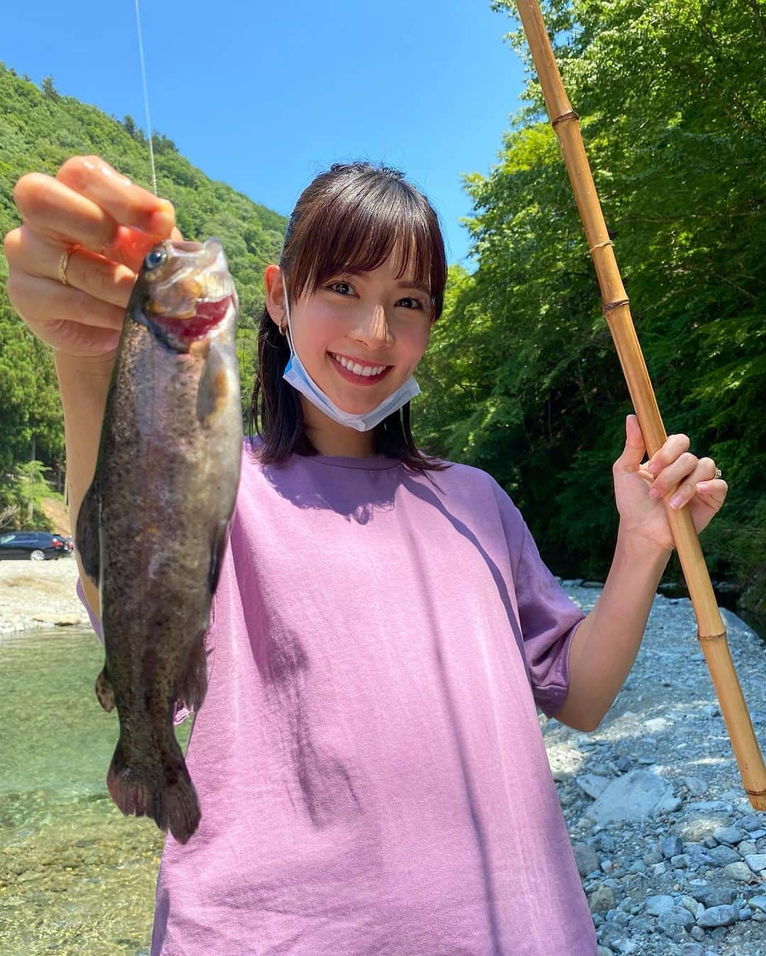 阪本智子さんのインスタグラム写真 - (阪本智子Instagram)「‪🎣‬♡ 先日の#ニジマス釣り 😆✨ ゆったりフィッシング💚 2時間ほどで10匹くらい釣れたので大満足でした🤰🏻♬ ・ 釣った#ニジマス は昨日の夜美味しく頂きましたよ🤤💕 また載せますね🍳✨ ＊ #fishing #fishinggirl #troutfishing #trout #30w #30weekspregnant  #釣り #釣り女子 #ぷんにー #ぷんにーらいふ #マタニティコーデ #30週 #妊娠後期 #阪本智子」6月20日 6時26分 - tomoko_sakamoto423