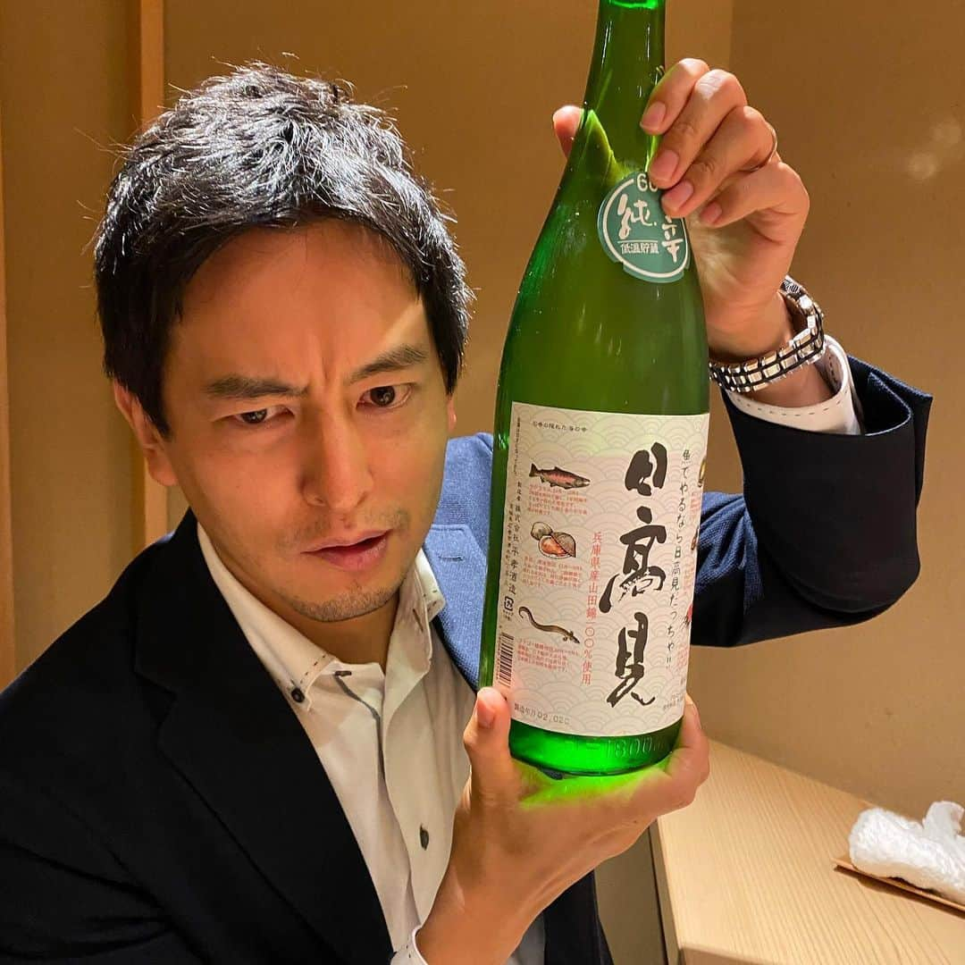 山岸久朗さんのインスタグラム写真 - (山岸久朗Instagram)「うちの新人弁護士くんが、「お寿司に連れてってください🥺」と言うので、事務所の皆を誘ったら、急でみんな都合が悪かった。そこで、事務所ＯＢの弁護士くんと事務員ちゃんを誘ったら、飛んで来てくれた。美味い鮨と、思い出話を肴に、酒が進む進む！🍶🍣🍶🍣🍶 #鮨とよなが #大阪天満宮 #南森町 #やま幸 #すしスタグラム #うにスタグラム #事務所OBで鮨食べたい人はいつでも声かけてね  #山岸久朗 #山岸弁護士 #山岸弁護士が飯テロ中」6月20日 6時54分 - yamaben