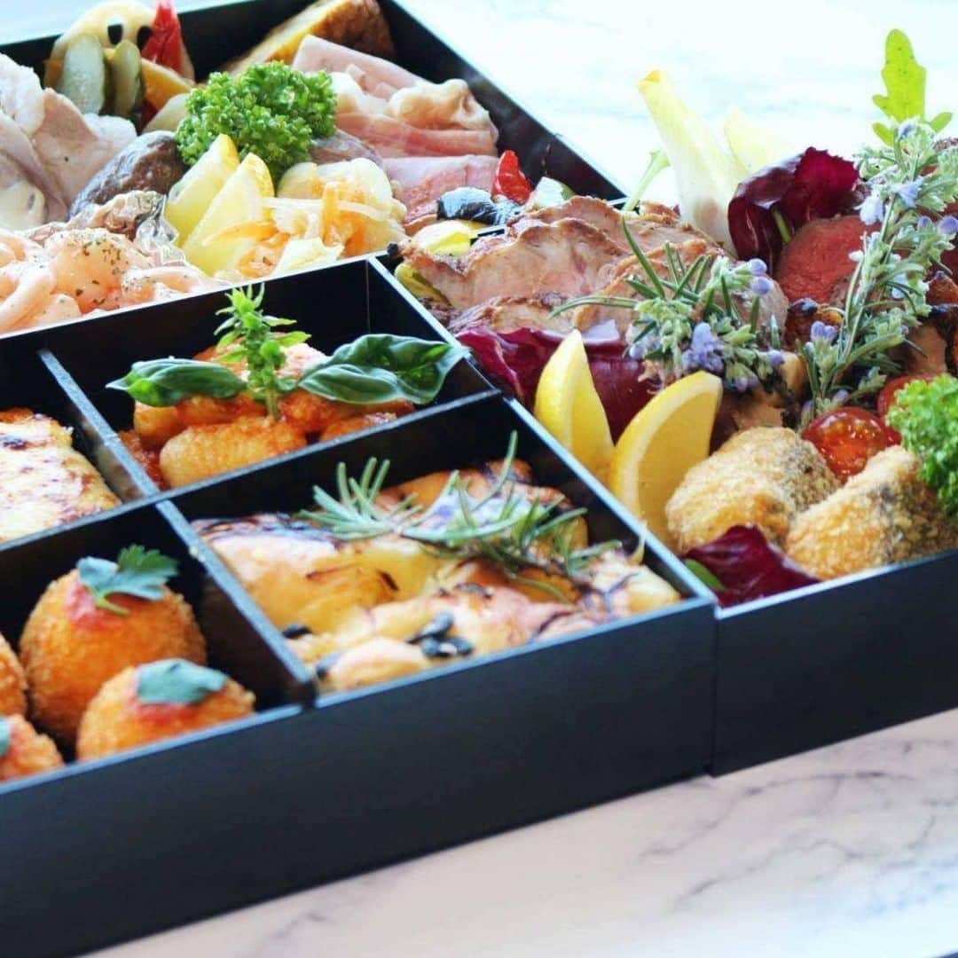 オズモールレストランさんのインスタグラム写真 - (オズモールレストランInstagram)「おうちごはんを満喫🍴 レストランのテイクアウトメニュー ＊	 International cuisine subzero@みなとみらい ＊ みなとみらいの大さん橋に位置するレストラン「International cuisine subzero」から、テイクアウト専用プランが登場！ シェフが手掛ける本格料理をご自宅で楽しめる。 こちらのプランでは、幸せを意味する「フェリチータ」の名がついたおうちディナー三段重が予約可能。また、希望者にはスパークリングボトル1本のサービスも。 見た目も華やかなこちらのメニューで、日頃のディナーをワンランクアップできるテイクアウトにぜひ挑戦してみて。 * 【おうちディナー三段重「フェリチータ」（4名分）】 1段 ・アンデス高原豚肩ロースのボッリート　トンナートソース ・自家製ピクルス ・彩々野菜のフリッタータ ・イタリア産ルリアーノの生ハム ・イタリア産モルタデッラ ・季節野菜のカポナータ ・白身魚のエスカベッシュ ・小エビのオーロラソース ・短角和牛のサルシッチャ  2段 ・ポルチーニ茸のラザーニャ ・ニョッキのトマトソース　バジル風味 ・自家製フォカッチャ　ローズマリーの香り ・リゾットパルメジャーノ モッツァレラ入りライスコロッケ フレッシュトマトソース  3段 ・オーストラリア産牛フィレのローストビーフ 赤ワインソース ・ブラジル産若鶏腿肉のディアボラ ・白身魚のフリット　レモン添え ・アンデス高原豚のロースト　バルサミコソース * 店名: International cuisine subzero 住所: 神奈川県横浜市中区海岸通1-1 大桟橋客船ターミナル2F アクセス:みなとみらい線「日本大通り駅」より徒歩約13分  詳しくは店舗名+OZmallで検索！  テイクアウト特集はプロフィールURLより @ozmall_restaurant  #おうちグルメ #おうちでごはん #おうちめし #テイクアウト #テイクアウトグルメ #テイクアウトを楽しもう #OZのテイクアウト #ozmall #オズモール #OZグル　#レストラン #グルメ #グルメ好きな人と繋がりたい」6月20日 7時00分 - ozmall_restaurant