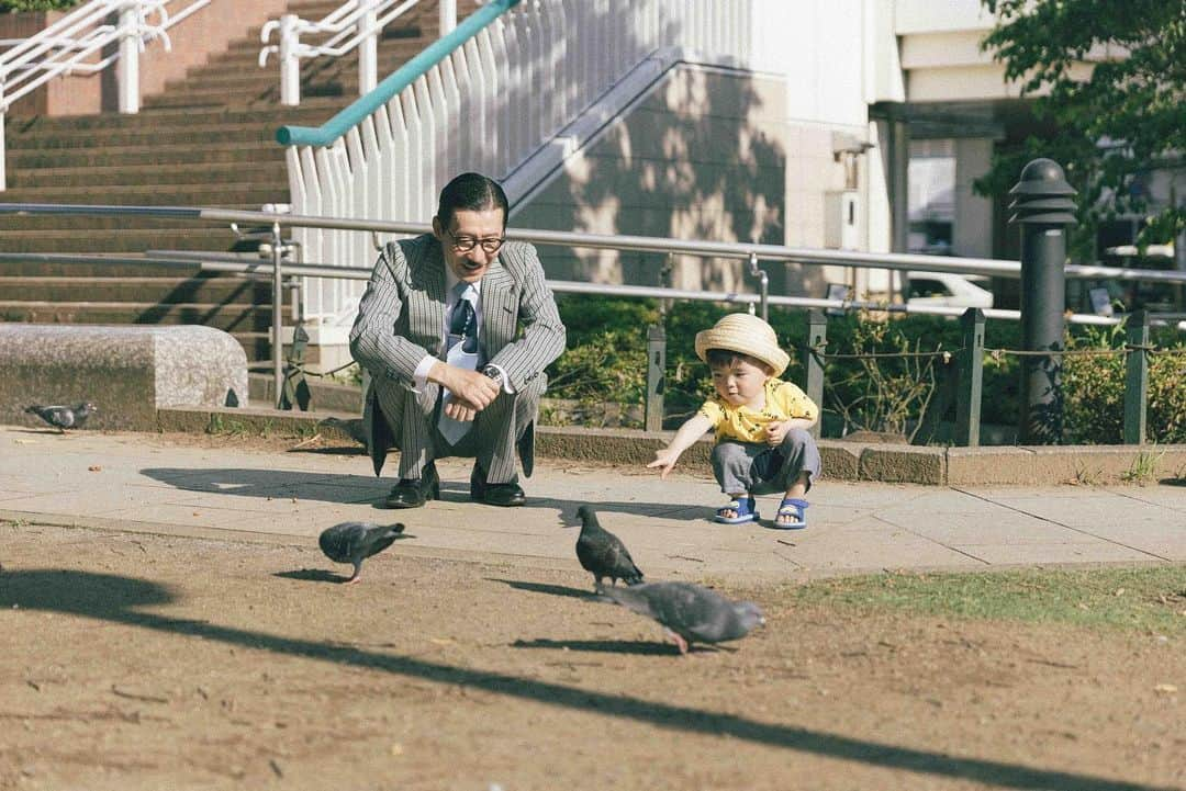 岩井ジョニ男さんのインスタグラム写真 - (岩井ジョニ男Instagram)「子分と親分  #岩井ジョニ男 #ジョニ男 #ジョニスタグラム #jonistagram #イワイガワ #浅井企画 #サラリーマン #whitecollarwork #ninetofiver #東京 #tokyo #練馬 #練馬区 #東武線 #西武線 #アニキとジョニ男 #鳩 #コロナに負けるな  #オイルショック #岩井眼鏡店 #km01 #vintage_gentry  #ビンテージオーダースーツジェントリー  #instagram  #instagood  #model #cool #cooljapan」6月20日 7時04分 - iwaigawa_jonio_iwai