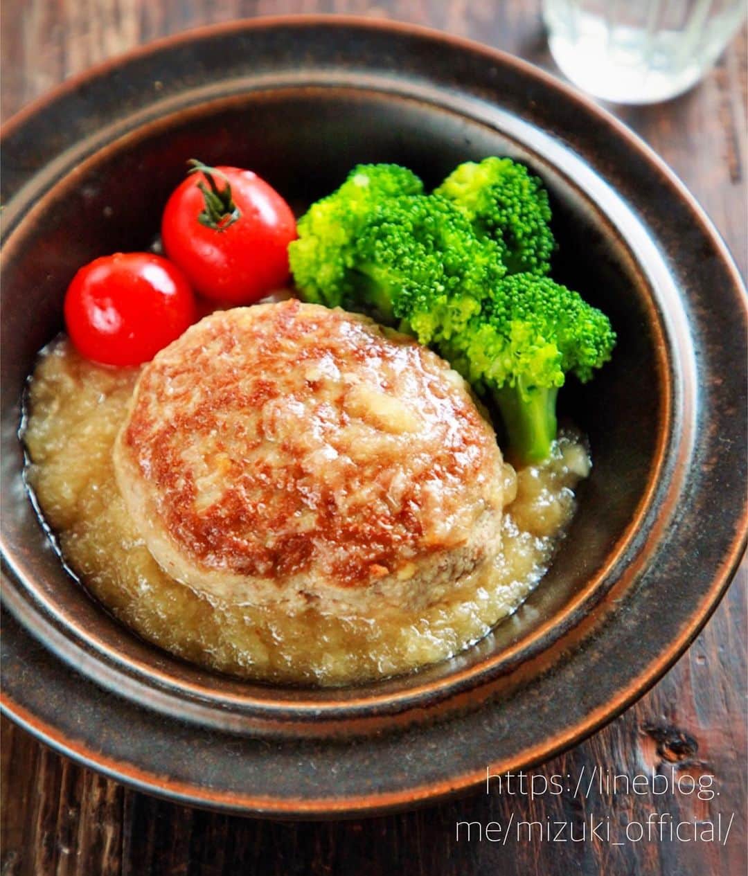 Mizuki【料理ブロガー・簡単レシピ】さんのインスタグラム写真 - (Mizuki【料理ブロガー・簡単レシピ】Instagram)「・﻿ 【レシピ】ーーーーーーーーーーーー﻿ ♡おろしあんかけ豆腐ハンバーグ♡﻿ ーーーーーーーーーーーーーーーーー﻿ ﻿ ﻿ ﻿ おはようございます(*^^*)﻿ ﻿ 今日ご紹介させていただくのは﻿ ヘルシーな豆腐ハンバーグ♩﻿ ふんわりジューシーなハンバーグに﻿ 大根おろし入りのあんかけを﻿ た〜〜っぷりかけました♡﻿ 優しい味わいでペロリと食べられますよ♩﻿ ﻿ 作り方は超簡単(*´艸`)﻿ お豆腐は水切り不要！﻿ たねは一気に混ぜるだけ！﻿ あんかけは面倒なとろみ付けなし！﻿ ﻿ 思い立ったらすぐにできるので﻿ よかったらお試し下さいね(*^^*)﻿ ﻿ ﻿ ﻿ ーーーーーーーーーーーーーーーーーーーー﻿ 【2人分】﻿ ●合びき肉...200g﻿ ●木綿豆腐...1/3丁(100g)﻿ ●片栗粉...小2﻿ ●醤油...小1﻿ ●塩こしょう...少々﻿ サラダ油...小1﻿ 大根...5cm(200g)﻿ ☆水...100ml﻿ ☆めんつゆ(2倍濃縮)...大3﻿ ☆片栗粉...大1/2﻿ ﻿ 1.大根はすり下ろして軽く水気を切り、☆と合わせておく(←あんかけ)。ボウルに●を入れてよく混ぜ、2等分の小判形にする。﻿ 2.フライパンにサラダ油を中火で熱し、ハンバーグを焼く。焼き色が付いたら裏返し、フタをして弱火で5分蒸し焼きにする。﻿ 3.あんかけの材料をもう一度よく混ぜてから加え、混ぜながらとろみをつける。﻿ ーーーーーーーーーーーーーーーーーーーー﻿ ﻿ ﻿ ﻿ 《ポイント》﻿ ♦︎あんかけの材料を加えたら木べらなどで優しく混ぜて下さい♩﻿ ♦︎あんかけはたっぷりです♩倍量(4人分)作る場合は、ハンバーグの材料は2倍、あんかけの材料は1.5倍でOK♩﻿ ﻿ ﻿ ﻿ ﻿ ﻿ ﻿ ﻿ 【🎥YouTube更新しました🎥】﻿ 今回は材料4つのアメリカンドッグ⭐️﻿ おやつにぴったりなので﻿ よかったらお試し下さいね🥰﻿ ストーリーとハイライトから飛べます♩﻿ ﻿ ﻿ ﻿ ﻿ ﻿ 5刷重版しました🔻﻿ 本当にありがとうございます🙇‍♀️﻿ ＿＿＿＿＿＿＿＿＿＿＿＿＿＿＿＿＿＿＿﻿ 📕\ \ 新刊発売中 / /📕﻿ 簡単・時短！ 毎日のごはんがラクになる﻿ ✨🦋 【 #Mizukiの今どき和食 】🦋✨﻿ ＿＿＿＿＿＿＿＿＿＿＿＿＿＿＿＿＿＿＿﻿ なるべく少ない材料で﻿ 手間も時間も省きながら﻿ 簡単にできるおいしい和食レシピ♩﻿ 簡単に失敗なくマスターできる一冊で﻿ もっと気軽に、カジュアルに﻿ 和食を楽しんで下さいね(*^^*)﻿ ＿＿＿＿＿＿＿＿＿＿＿＿＿＿＿＿＿＿＿﻿ ﻿ ﻿ ﻿ ＿＿＿＿＿＿＿＿＿＿＿＿＿＿＿＿＿﻿ 🎀5刷重版しました🎀﻿ 混ぜて焼くだけ。はじめてでも失敗しない！﻿ 【#ホットケーキミックスのお菓子 】﻿ ﻿ 一冊まるっとホケミスイーツ♩﻿ 普段のおやつから﻿ 特別な日にも使えるレシピを﻿ この一冊に詰め込みました(*^^*)﻿ ホットケーキミックスを使えば﻿ 簡単に本格的なお菓子が作れますよ♡﻿ ＿＿＿＿＿＿＿＿＿＿＿＿＿＿＿＿＿﻿ ﻿ ⭐️ストーリー、ハイライト、プロフ画面に﻿ 本のURLを貼らせていただいております♩﻿ →(@mizuki_31cafe )﻿ ﻿ ﻿ ﻿ ﻿ #豆腐ハンバーグ#あんかけ#大根おろし#ヘルシー#うちで過ごそう#おうち時間#Mizuki#簡単レシピ#時短レシピ#節約レシピ#料理#レシピ#フーディーテーブル#マカロニメイト#おうちごはん#デリスタグラマー#料理好きな人と繋がりたい#おうちごはんlover#foodpic#follow#cooking#recipe#lin_stagrammer#stayhome#おろしあんかけ豆腐ハンバーグm」6月20日 7時13分 - mizuki_31cafe