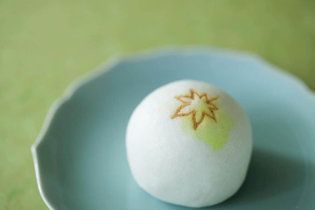 Toru Tsuchieさんのインスタグラム写真 - (Toru TsuchieInstagram)「今日の和菓子は薯蕷饅頭で作った楓です。 ちょっと売ります。 実は今月から福泉堂に新人くんが入っています。 野田くんより歳上ですが後輩になる有島くんです。 フェイスブックページのいいね！もよろしくお願いします。 https://www.facebook.com/shishisu/ I would like a job request from you. Today's wagashi is maple with Manju.  #福泉堂  #和菓子  #cool #funny #my_eos_photo #real #楽しい時間 #カメラ好きな人と繋がりたい  #写真好きな人と繋がりたい　 #model #器 #お出かけ #Japan #wagashi  #happy #japanesefood #ファインダー越しの世界 #جميل #かわいい #撮影 #雨 #コロナに負けるな #スイーツ男子 #fruits  #おうちで過ごそう #เค้ก #stayhome #десерты #Délicieux #おうち時間」6月20日 7時25分 - choppe_tt