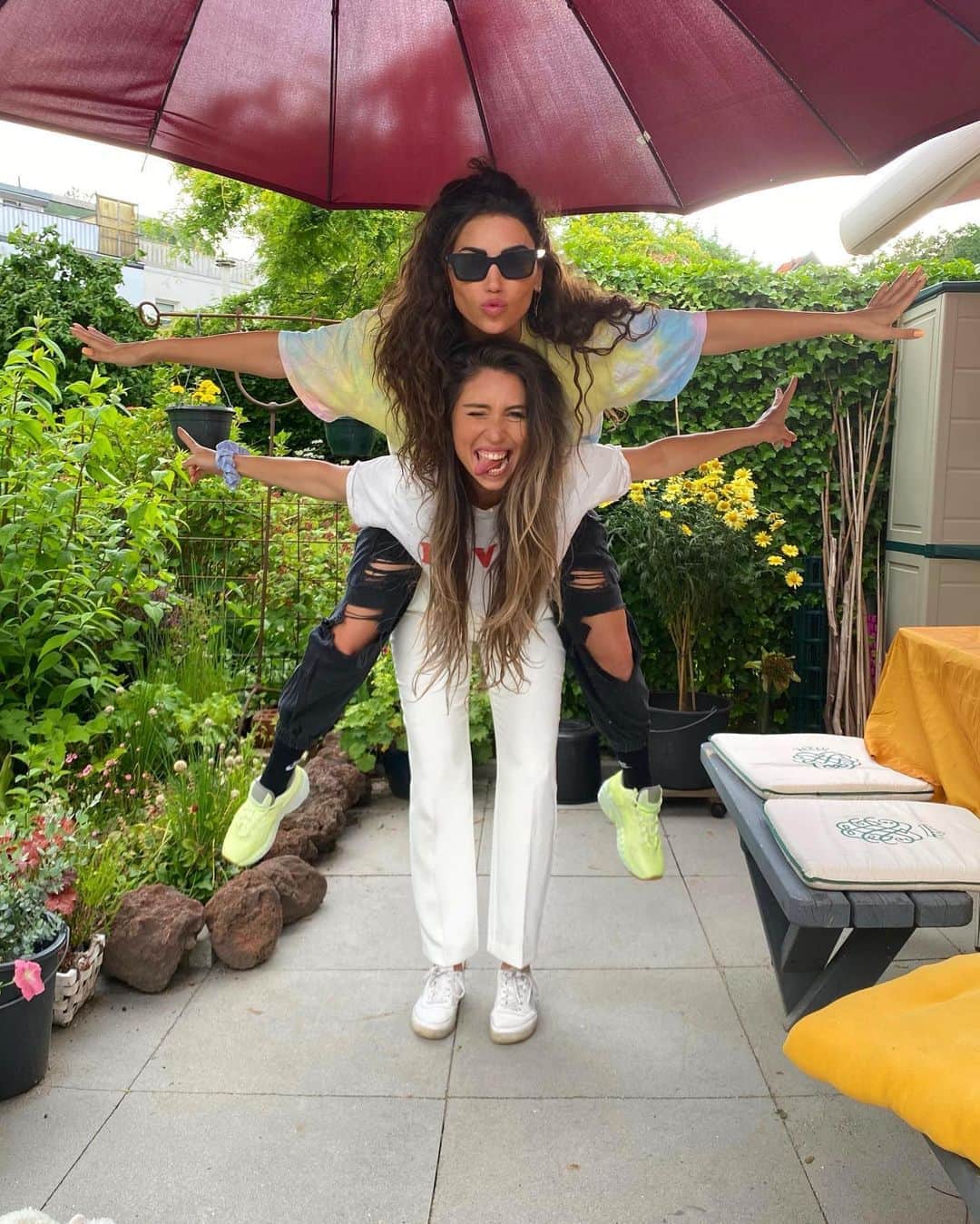 ヨランテ・ヴァン・カスベルヘンのインスタグラム：「Reunited with my XellyBelly!!! 🥰ooooh how much I love this girl❣️❣️❣️ #SisterLove #MyHeart #Forever」