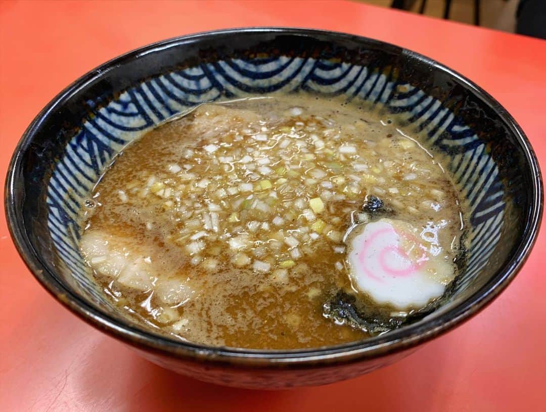 SUSURUさんのインスタグラム写真 - (SUSURUInstagram)「東京・世田谷区の濃厚魚介つけめん！ せたが屋系列の人気店です。 濃厚な煮干し出汁の効いたつけ汁に、しっかり水で締められたコシのある中太の麺がよく合います🐟 現在はテイクアウトも対応中です🍥 #susuru_tv #1687日目 #中華そばふくもり #駒沢大学 #東京 #つけめん #うまい  #ラーメン #らーめん #ramen #ラーメン部 #ramennoodles #毎日ラーメン生活 #麺スタグラム #japaneseramen #japanramen #foodstagram #foodie #noodles #instanoodle #instaramen #instafood #susururecommended #世田谷区ラーメン #せたが屋 #つけ麺 #つけめん」6月20日 7時47分 - susuru_tv