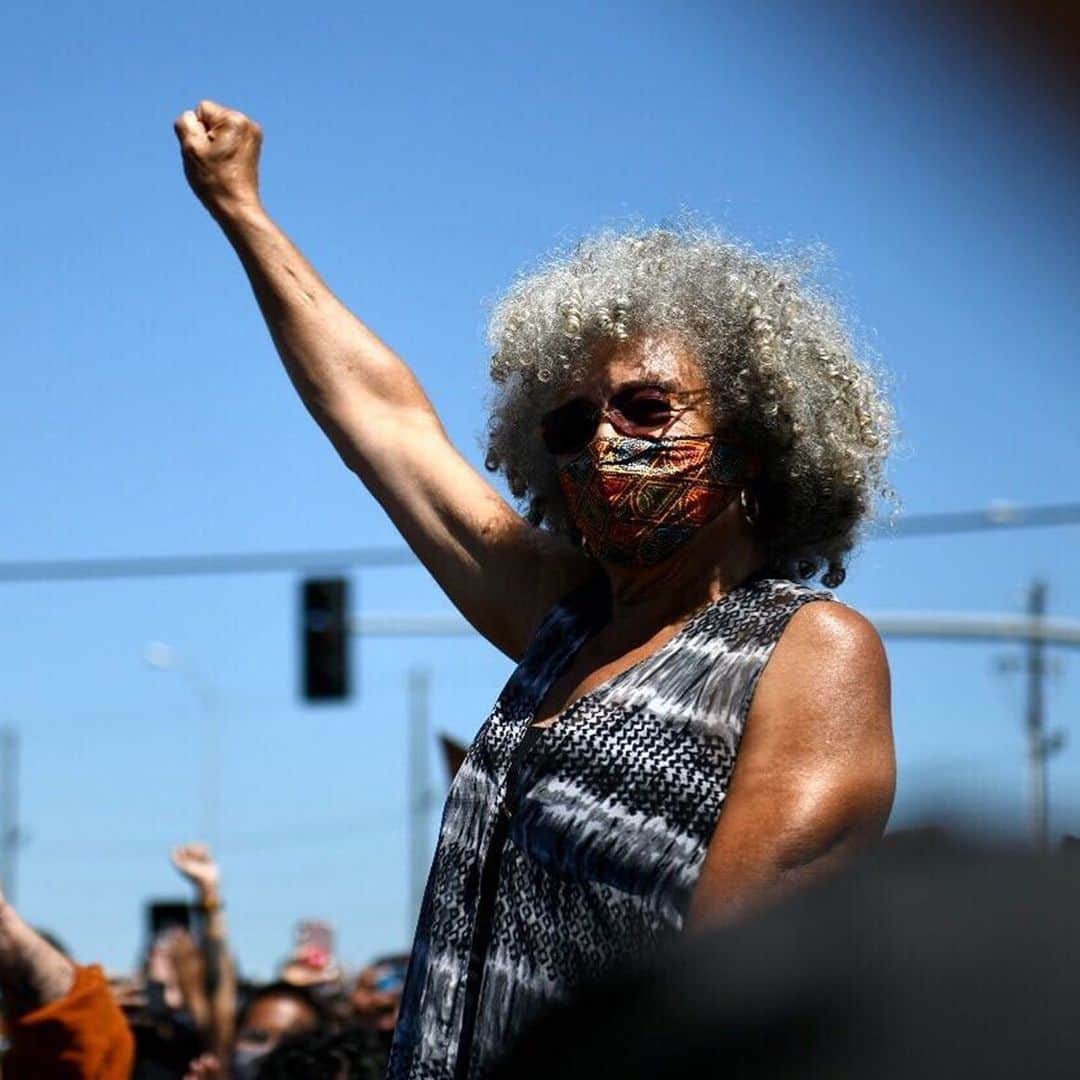 ボニー・ライトのインスタグラム：「angela davis at the juneteenth demonstration today in oakland, california. longshoreman shutdown the port of oakland to protest police brutality and racism in the united states. juneteenth commemorates the end of slavery in the united states yet still Black people are oppressed and marginalised. today i continue to educate myself, ask questions, learn, make mistakes, keep learning, listen, sign petitions, send emails, donate, have uncomfortable dialogues with old and new friends. #juneteenth #freedom #justice #blackjoymatters  photo: beth laberge/kqed」