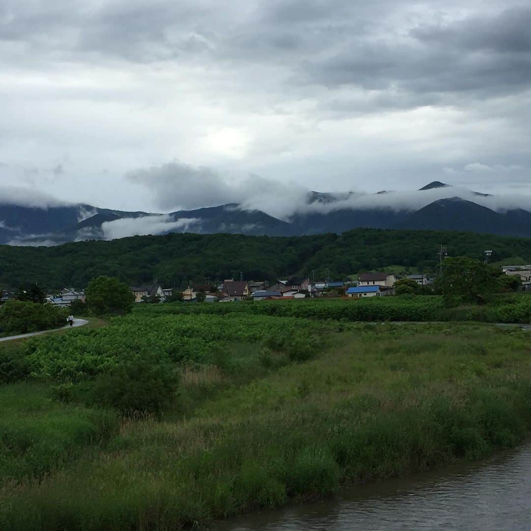 北海道様似町東京事務所さんのインスタグラム写真 - (北海道様似町東京事務所Instagram)「様似町からです  From Samani  #アポイ岳#日高山脈#日高山脈襟裳国定公園 #様似川#田舎の風景 #田舎#田舎暮らし#自然#自然が好きな人と繋がりたい  #登山#mountain #山 #ジオパーク #写真#写真好きな人と繋がりたい  #登山好きな人と繋がりたい #アポイ岳ジオパーク #geopark #samani #hokkaido #japan  #北海道#様似町」6月20日 8時07分 - samanitokyo