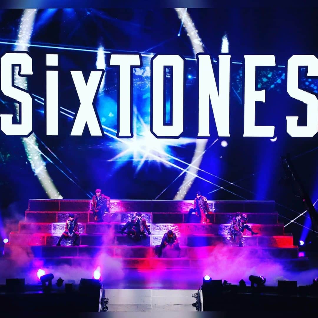 のインスタグラム：「⠀﻿ ﻿「Johnny’s World Happy LIVE with YOU」 ⠀ ﻿ ⠀ ⠀ 〜【Day6】SixTONES 〜﻿ ﻿ 6/21(日)20:00 ﻿ Johnny’s net オンラインにて配信！﻿ ﻿ #SmileUpProject﻿ #JohnnysWHLwithYOU﻿ #SixTONES」