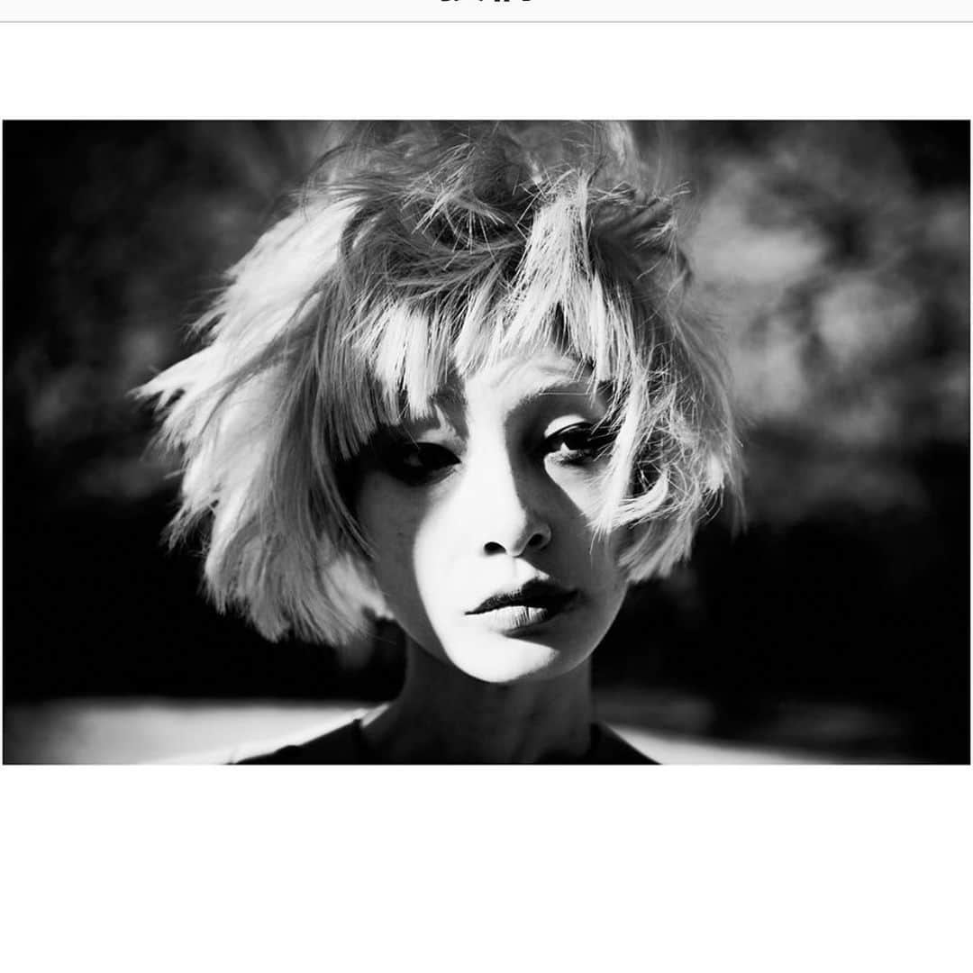 のインスタグラム：「りょうちゃん…  雑誌の撮影…ディレクターは大橋修さん、北村道子さんのスタイリングディレクションのページで…鶴田直樹さんがカメラで、minaちゃんがメイクだったかなぁ…砧公園の朝の光で撮影したなぁ…もう6〜7年前かなぁ… りょうちゃんはいつもサロンでもhaircutさせてもらっているからこの日も充分な準備をしたつもりだった‼︎が… いきなり…砧公園に到着して緑の景色の中の朝日を見た北村道子さんが…「松浦さーん、黄色か金色のwigある？」と聞かれ…一瞬焦ったが…😱 も…持っていたのだ‼︎ぐ、偶然‼️ 「現場でヘアは決めたい‼︎何を言い出すかわからない北村道子さんですから…」とディレクターの大橋さんも言っていたし…と。 たまたま用意したのは2色のみ… ピンクとイエローと…的を絞って持って来ていたのだった‼️ 現場でwigのヘアカットもして…  とにかく…気合が入った数時間だったが…まだ誰もいない朝の砧公園の朝日が気持ち良かったことだけは忘れられない✨  #ryo #hairbyme #twiggytokyo @tsuruntach」