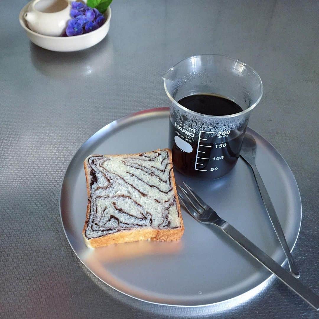 彩住宅のインスタグラム：「#coffee #ビーカーコーヒー #breakfast  #弘陽珈煎  #天然酵母  #天然酵母パン  #雲の向こうはいつも青空」