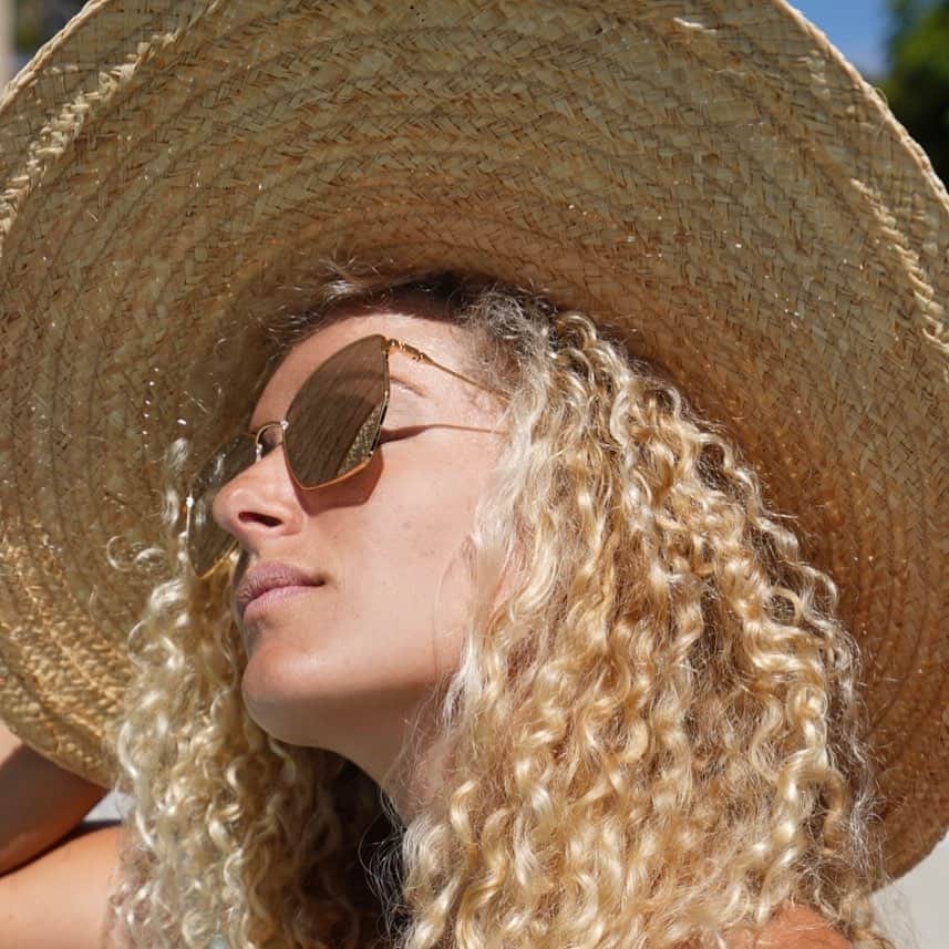 リンゼイ・ジャコベリスのインスタグラム：「Finally getting into summer 🤣 @blenderseyewear」