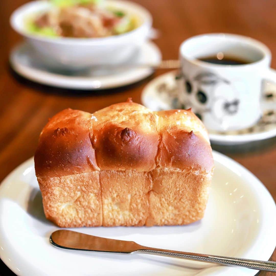 きょん。さんのインスタグラム写真 - (きょん。Instagram)「. .  Coffee house SOL  ちぎって食べて、を 三回楽しめる 早起きは 三文の徳を 象徴した 小山パン、復刻。  #CoffeehouseSOL #coffee#breakfast#toast」6月20日 8時36分 - kyon_tokiiro