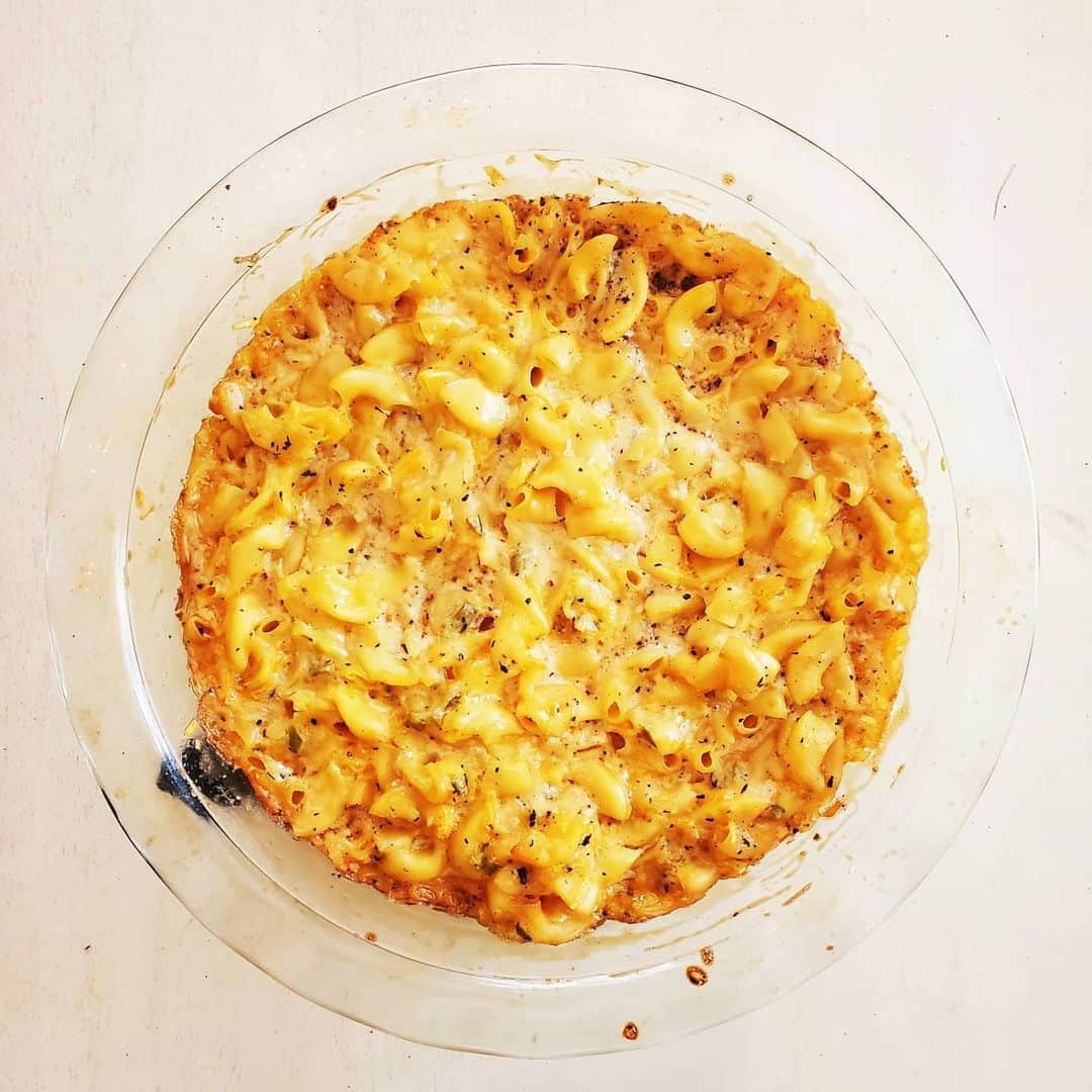 ガソリングラマーさんのインスタグラム写真 - (ガソリングラマーInstagram)「SERIOUSLY THE BEST MAC N CHEESE EVER PLANT BASED VEGAN MACARONI AND CHEESE + JALAPENO #GASOLINEKITCHEN 🧀🌶🧄🍝🌿 @macandyease #macncheese #macaroniandcheese #veganmacandcheese #veganmacncheese  @califiafarms #oatmilk  @mountainroseherbs smoked black pepper kiawe smoked salt  @texasblackgoldgarlic black garlic salt  #vegan #veganfood #whatveganseat #vegetarian #VEGANGOOD #vegansofig #veganfoodie #plantbased #plantbasedfood #plantbasedfoodie #veganpasta @gasolineglamour #gasolineglamour  #macandyease  #califiafarms  #mountainroseherbs  #texasblackgoldgarlic  Add milk stir and bake + they ship go get some now not paid just sharing the good stuff 👍 and if you've had the vegan mac in the buffet @wholefoods its this one🥳🤯」6月20日 8時50分 - gasolineglamour