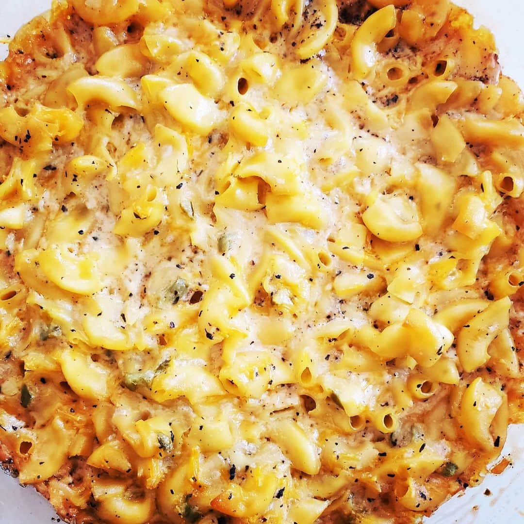ガソリングラマーさんのインスタグラム写真 - (ガソリングラマーInstagram)「SERIOUSLY THE BEST MAC N CHEESE EVER PLANT BASED VEGAN MACARONI AND CHEESE + JALAPENO #GASOLINEKITCHEN 🧀🌶🧄🍝🌿 @macandyease #macncheese #macaroniandcheese #veganmacandcheese #veganmacncheese  @califiafarms #oatmilk  @mountainroseherbs smoked black pepper kiawe smoked salt  @texasblackgoldgarlic black garlic salt  #vegan #veganfood #whatveganseat #vegetarian #VEGANGOOD #vegansofig #veganfoodie #plantbased #plantbasedfood #plantbasedfoodie #veganpasta @gasolineglamour #gasolineglamour  #macandyease  #califiafarms  #mountainroseherbs  #texasblackgoldgarlic  Add milk stir and bake + they ship go get some now not paid just sharing the good stuff 👍 and if you've had the vegan mac in the buffet @wholefoods its this one🥳🤯」6月20日 8時50分 - gasolineglamour