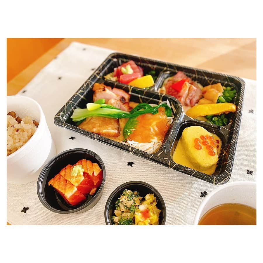 荒川れん子のインスタグラム：「This is one of my top favorite takeout meal from @nanzangirogiroofficial ✨ できる範囲ながらちょこちょことテイクアウトしていますが、南山枝魯枝魯さんはきっと後にも先にもトップ3に入るクオリティ👏🏻 どれも美味しくて丁寧なお仕事を感じられて、食べ終わるのが惜しくて仕方なかったくらい😂 お店では月替わりのメニューなので本当は毎月行きたいお店😍全然行けてないけど😅 . . #hawaii #luckywelivehawaii #hawaiilife #takeout #togo #kaiseki #foodie #foodporn #monthly #lifeisajourney #dinner  #instahawaii #supportlocal #stayhome #ハワイ #ハワイ生活 #日々の暮らし #ハワイ好き #ハワイ好きな人と繋がりたい #ハワイ情報 #美味しいお店 #ハワイの美味しいお店 #和食 #懐石料理 #フォアグラ #テイクアウト #お弁当 #自宅待機 #おうち時間 #頑張れハワイ」
