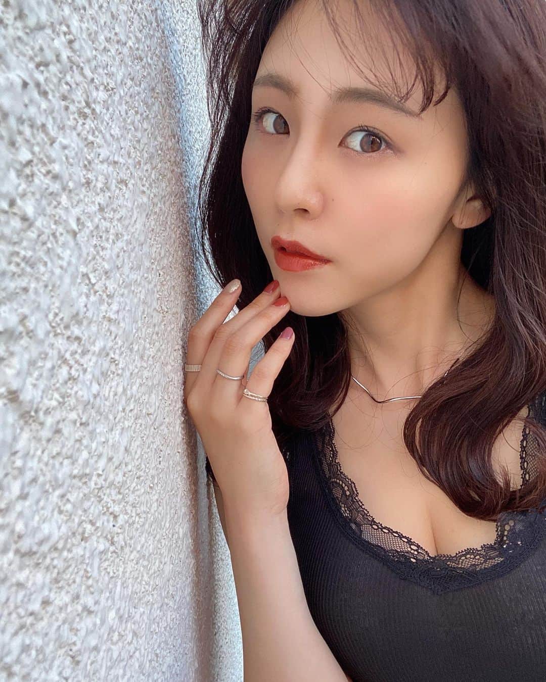 のインスタグラム：「最近のお気に入り🐶✨ スワイプしてね▶︎▶︎▶︎ ・ ・ ・ #りーまる #サロモ #サロンモデル #インフルエンサー #フリーモデル#撮影データ #撮影モデル募集 #広告モデル ・ ・ ・ ・ ・ ・ ずぅーっと探してた お手頃価格、デザインかわいい、 重ね付けできるシルバーピンキーリング ようやく見つけました😭😭💓 ・ ・ @herbringonline 💍 全部1000円台だし、 デザインかわいいし、 1号からあるので本当におすすめです💓 （今までお安いとこって3号からしかなくて… ほんとうれしい😭） ・ ・ ・ そして最近メイクでお気に入りなのが @bcl_company_official の#アイプルーフ アイライナー💐 最近ポイントメイク濃いので アイラインは お湯で落とせる細いブラウンに変えたんだけど、 これ暗めの茶なので アラサーメイクにも合うのがお気に入り😊💓 ・ ・ ・ 最後は @jas_kami の炭酸シャンプー💐 先日TOKIOトリートメントの前にやってもらったんだけど、 これは男性にもおすすめしたい！！と思いました🙋‍♂️✨ ・ 頭皮ケアって本当に大事だなぁと💭 すっきりするし、 気持ちさのあまり爆睡もできます😪💆‍♀️💤 ・ いつもカットカラーの話ばかりだったけど いつかお金持ちになったら、 毎日かみやまさんシャンプーをしてもらおう と思ってるくらいお気に入りです🤫💓 ・ ・ ・ ・  #りーまるコーデ　 #りーまる美容 ⁣#大人カジュアル ・ ・ ・ ・ ・ ・ 〈 撮影依頼募集中〉 6/22,27,28,29 7月のお仕事依頼お受けしてます♪ DMくださると嬉しいです💐 よろしくお願い致します☺︎ ・ ・ ・ ・ ・ ・ #ヘアアレンジ #ポートレートモデル #被写体#カメラマンさんと繋がりたい #女子力アップ#プチプラコーデ  #韓国ファッション #美容好きな人と繋がりたい #ポートレートしま専科 #大人女子 #ファッションモデル#プチプラコーデ #韓国メイク#美容好きな人と繋がりたい #彼女感 #夏コーデ #tokioトリートメント ⁣#炭酸シャンプー#ピンキーリング#キャストズセレクト」