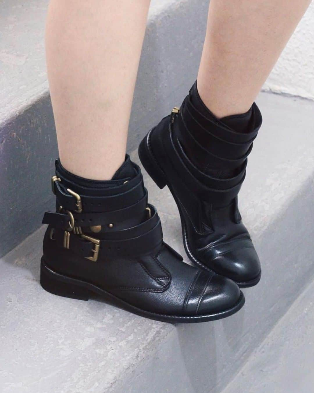 Santa Lollaさんのインスタグラム写真 - (Santa LollaInstagram)「Um ícone aqui na @santa_lolla, a nossa versão da biker boot é a escolha de mulheres modernas e fashionistas. Conta nos comentários quando foi a primeira vez que você comprou a sua. Esse regram é da @manteiraderretida, de 2017. Amamos! 💚💚💚 [ 8400.2342.0078.0001 | R$399,90 ] #santalollainv20 #iconic #boots #bestseller」6月20日 9時00分 - santa_lolla