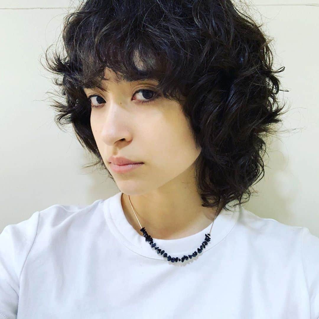 のインスタグラム：「model Hanaka @donnamodels.jp  昨日…更にhaircut…  GUやユニクロの広告撮影も決まり…‼️👍 去年、SPURでコレクションのオーディションで追いかけ取材されていた記事を読んで…会ってみたいmodelさんだなぁ、と思っていた… そんな中、今年の1月に初対面でロングヘアをバッサリhaircutして、VOGUEの撮影まで一緒にやらせていただきました❣️ からの…  ますます…いろんなクリエイターの方々の手によって…どんどん輝くね✨✨✨ #クセを生かしたヘアスタイル #ブローいらず #hanaka #teenage  #haircut #hairstyle #twiggytokyo #hairbyme @iam_hanaka_  @twiggy.miho  @twiggytokyo @yumedreaming」