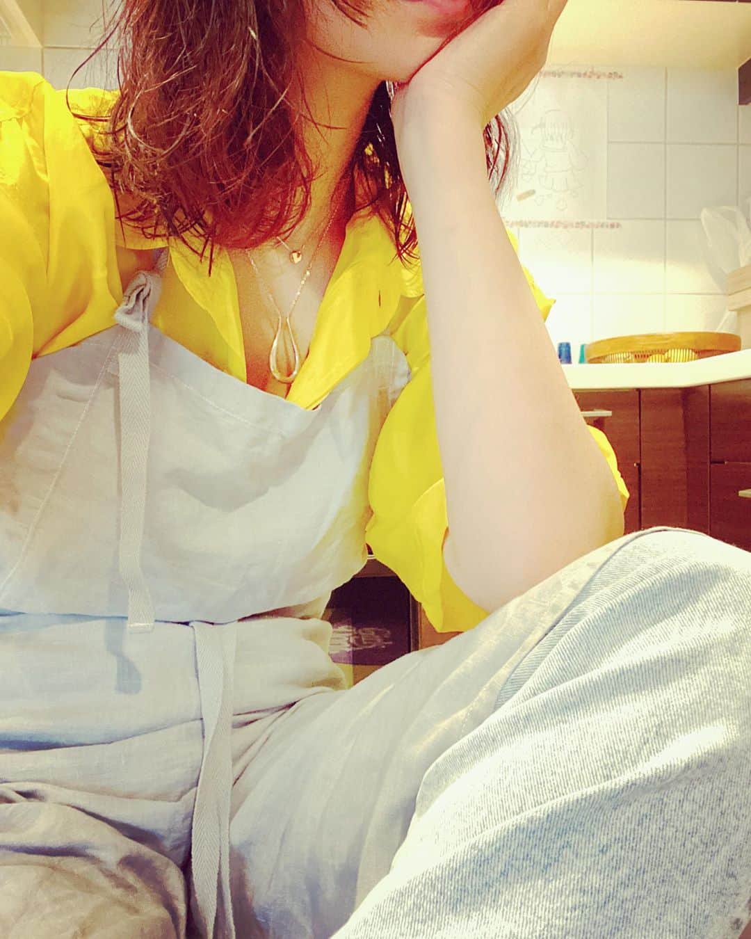 佐田真由美さんのインスタグラム写真 - (佐田真由美Instagram)「キッチンにて ジュエリーと シャツと エプロンの関係性にグッときた 目が覚めるイエローシャツ CLIO シャビーブルーのエプロンはアーモンドで染めた色！なんて素敵❣️ @eatripsoil  で購入 ネックレスは @enasoluna_official  シルバーのホースシューは幸せを引き寄せるアイテム！ ゴールドのペタっとネックレスはなんと24金！ 18金とは違う絶妙な色味と質感にうっとり✨ 重ね付けも素敵💫 ただ今オンラインで20%セール中です！」6月20日 9時03分 - sadamayumi