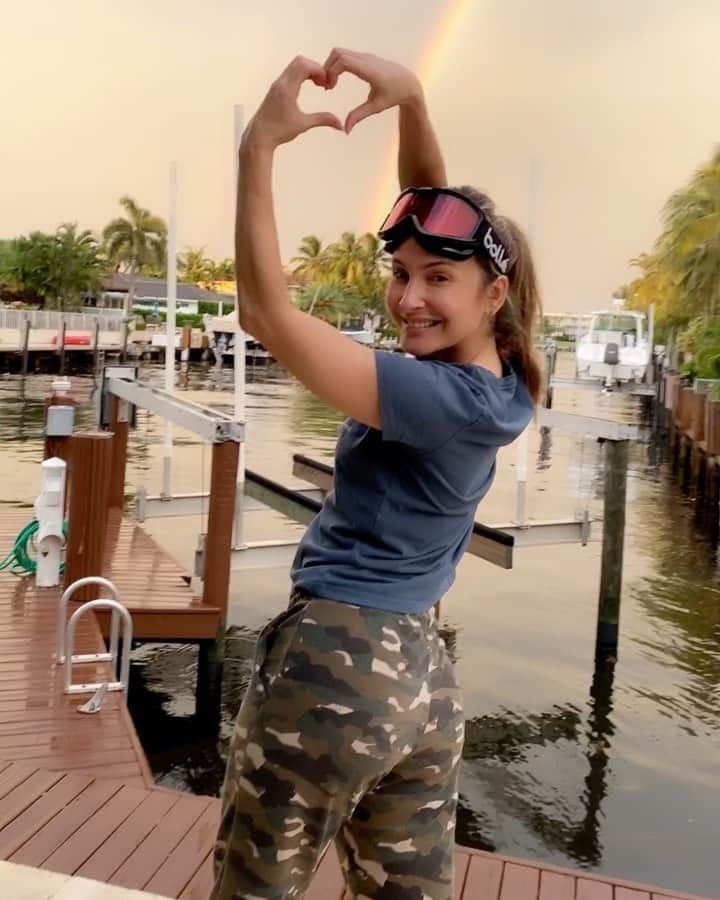 Claudia Leitteのインスタグラム：「Eu pedi pra ele fazer um Boomerang 😐 Mas, a alegria foi tanta que nem liguei! A propósito, DEUS acredita na gente. Tenhamos esperança! 🌈—————————————————————————— “Este é o sinal do pacto que firmo entre mim e vós e todo ser vivente que está convosco, por gerações perpétuas: O meu arco tenho posto nas nuvens, e ele será por sinal de haver um pacto entre mim e a terra.” Ps. Tô com esses óculos pq tô fazendo faxina, encontrando coisinhas e esqueci de tirar! 🤣🤣🤣🤣🤣🤣」