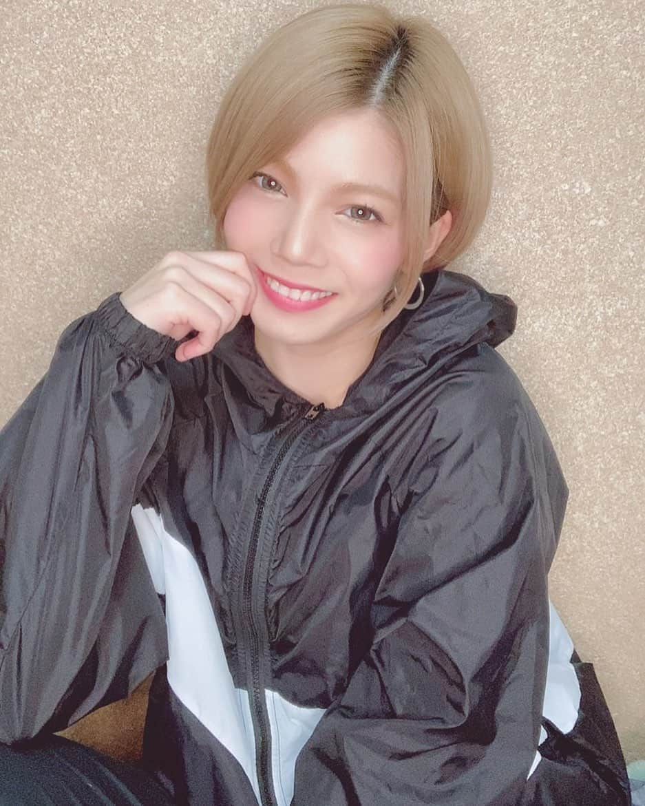 菜月アイルのインスタグラム：「夏だけど夏じゃない、 くらいが好きです🙋‍♀️ ・ ・ #instagood #morning #shorthair #shorthairstyle  #ショート女子 #candygogo #派手髪 #日本人 #japanese」