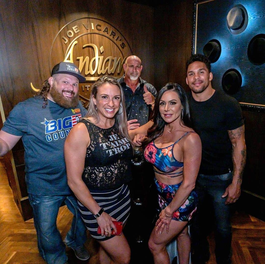 Kendra Lustさんのインスタグラム写真 - (Kendra LustInstagram)「#flashbackfriday with these tough guys and this sexy and intelligent lady :) #vegas at my favorite restaurant @andiamolv & favorite guy @richardwilk who always takes care me and my friend...makes me feel like I’m #vip 😘 We are missing @jkwalsh115 and @heelziggler from this pic because @heelziggler started a fight with Goldberg! He always the show off 😜🤷🏻‍♀️」6月20日 9時42分 - kendralust