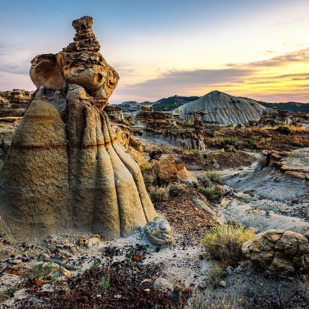 Discoveryさんのインスタグラム写真 - (DiscoveryInstagram)「The gullies and buttes of the Dakotas and Montana are home to the Hell Creek Formation, a rock bed that is one of the richest fossil troves in the world. Here, between the spring rains and winter freeze, there is a short window where experienced ranchers can extract fragile dinosaur fossils. 🦖 Watch these cowboys in action on new series #DinoHunters premiering tonight at 9p.」6月20日 9時35分 - discovery