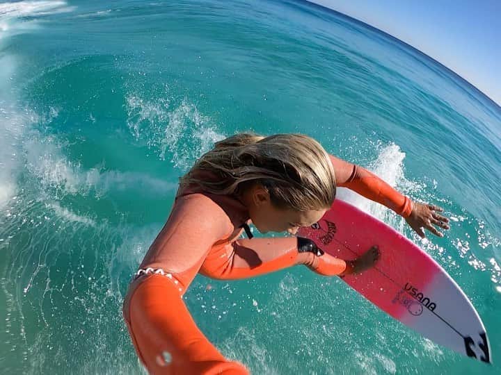 フェリシティー・パルマティアーのインスタグラム：「Happy International Surfing Day! @mayhemsurfboards_mattbiolos @lostsurfboards @lostaustralia」