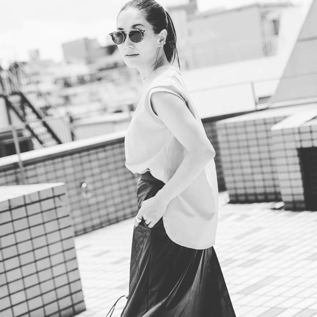 亀恭子のインスタグラム：「STYLEVOICE.COM （@stylevoice_official） コラムの連載 ファッション&美容、今気になるモノ・コトについてお話させて頂いてます。 . . . スタイリスト亀恭子の「流行通販」#03 今回は「Aresense」 @aresense_official  について 今期デビューの注目ブランド。 お洋服の新しいニュース、ワクワクしますよね❤︎ 今の気分にまさにストライクゾーンな 機能的で美しい服。 実際に着てみて、その魅力をお話させてもらってます。 . . STYLEVOICE.COM(@stylevoice_official ） ぜひ読んでください^ ^ . . . #stylevoice #スタイルヴォイス #aresense #アーセンス」