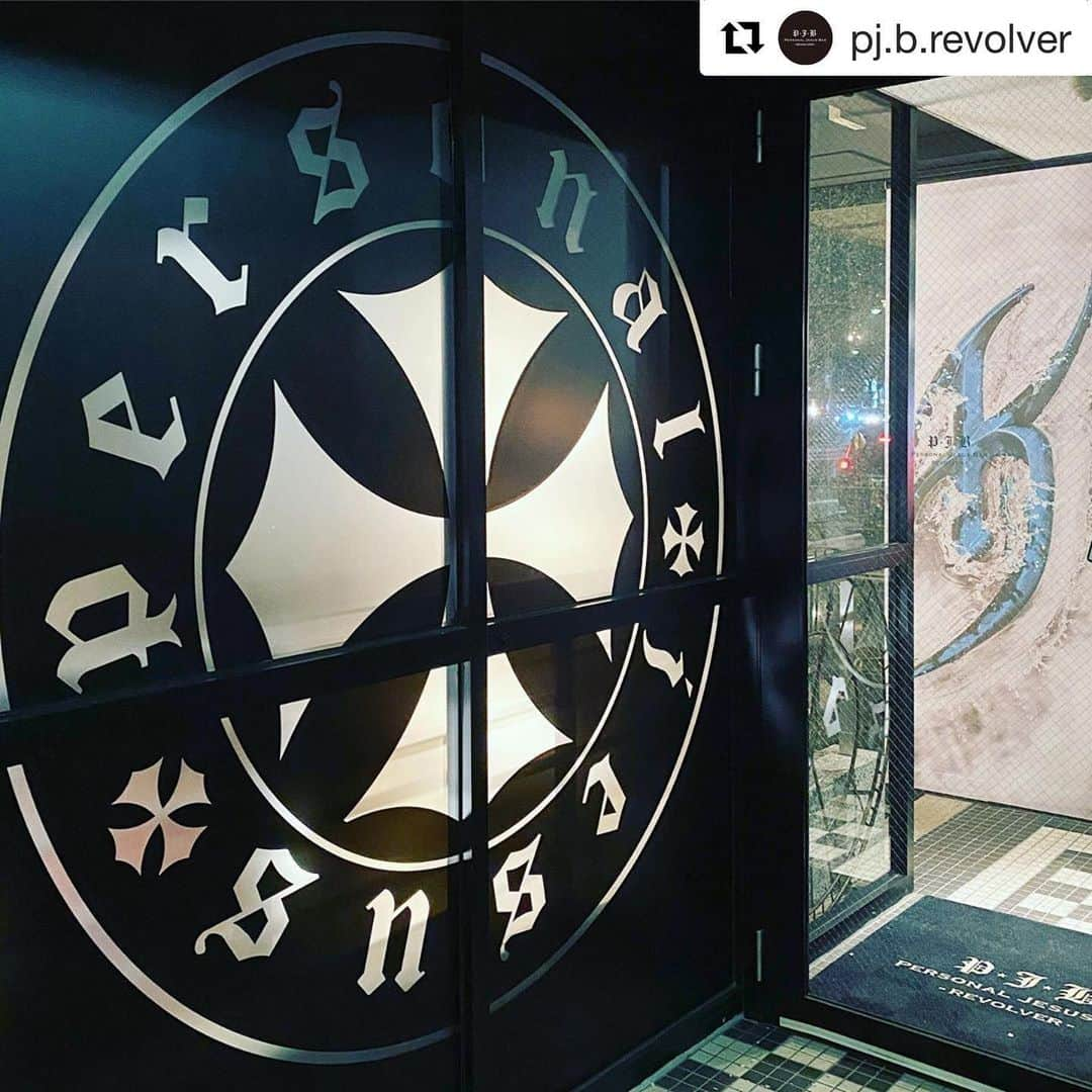 氷室京介さんのインスタグラム写真 - (氷室京介Instagram)「#Repost @pj.b.revolver with @get_repost ・・・ 明日6月20日(土)から営業を再開致します🎩再開において当面の間、通常時の半数の客席での言わば「ディスタンス」スタイルで営業致します⚜️ 「DISTANCE」の歌詞にあるように「I’ve got to run now」な気持ちで2ヶ月強の自粛で錆び付いたハートを軋ませながら“名前のない日々の破片”をお客様とともに大事にしていけたらなと思います⚜️ #pjb #reopen #activate #distance」6月20日 9時57分 - himuro_com