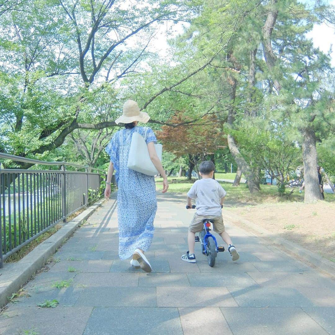 浜島直子さんのインスタグラム写真 - (浜島直子Instagram)「一粒万倍日の今日(って今朝知ったんだけど🤣)、ひさーしぶりに、息子の自転車の練習へ。 前に練習してからかなり時間が経ってしまい、最初は悪戦苦闘。 しばらくは怖がってキックボードみたいに片足で蹴って進んでいたけど、黙って見守っているとあっという間に乗れるようになって、なんだか子育ての象徴のようで寂しかったり嬉しかったりする、直子43歳の初夏🌞 ・ #写真6枚目と7枚目は #早めの晩ご飯を食べに #大好きな中華 #縁香園　のテラスへ #写真に写ってないけどピピちゃんも一緒🐶❤️ #9枚目と10枚目は #私がここ数日間狙っている #キズパワーパッド #剥がしたい剥がしたい剥がしたい #わかる？ #わかってくれる？ #この気持ち #寝てる時とかベリっといきたいのよぉぉ #でも我慢してる #あー剥がしたい剥がしたい剥がしたい #暴れ肉団子 #そして誰にも聞かれていませんが #ワンピース　は　 #10年くらい前に @lappartement_jp で買った　#vintage  #帽子　#muhlbauer  #これも数年前に買ったもの #靴　#liveincomfort  #バッグ　#メルカドバッグ」6月20日 20時56分 - hamaji_0912