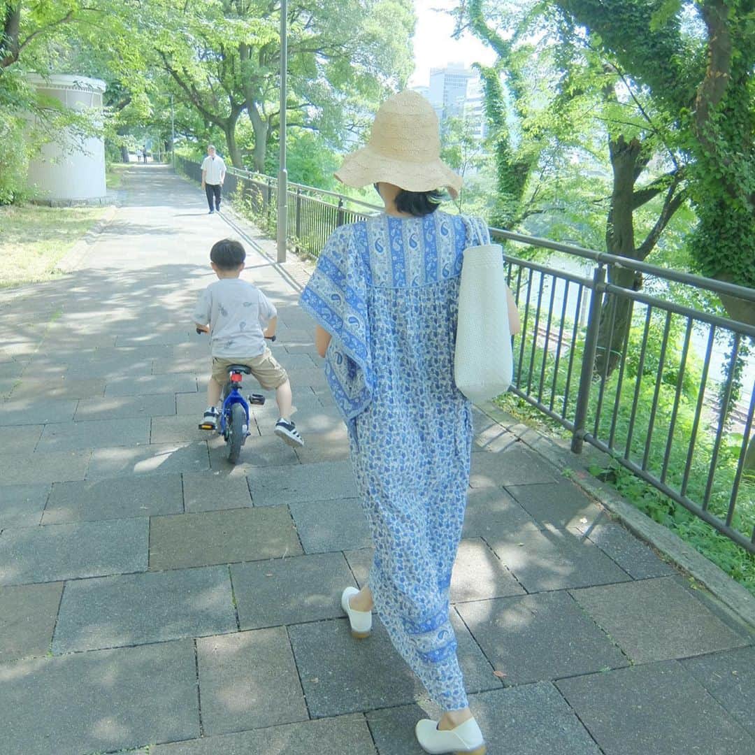 浜島直子さんのインスタグラム写真 - (浜島直子Instagram)「一粒万倍日の今日(って今朝知ったんだけど🤣)、ひさーしぶりに、息子の自転車の練習へ。 前に練習してからかなり時間が経ってしまい、最初は悪戦苦闘。 しばらくは怖がってキックボードみたいに片足で蹴って進んでいたけど、黙って見守っているとあっという間に乗れるようになって、なんだか子育ての象徴のようで寂しかったり嬉しかったりする、直子43歳の初夏🌞 ・ #写真6枚目と7枚目は #早めの晩ご飯を食べに #大好きな中華 #縁香園　のテラスへ #写真に写ってないけどピピちゃんも一緒🐶❤️ #9枚目と10枚目は #私がここ数日間狙っている #キズパワーパッド #剥がしたい剥がしたい剥がしたい #わかる？ #わかってくれる？ #この気持ち #寝てる時とかベリっといきたいのよぉぉ #でも我慢してる #あー剥がしたい剥がしたい剥がしたい #暴れ肉団子 #そして誰にも聞かれていませんが #ワンピース　は　 #10年くらい前に @lappartement_jp で買った　#vintage  #帽子　#muhlbauer  #これも数年前に買ったもの #靴　#liveincomfort  #バッグ　#メルカドバッグ」6月20日 20時56分 - hamaji_0912
