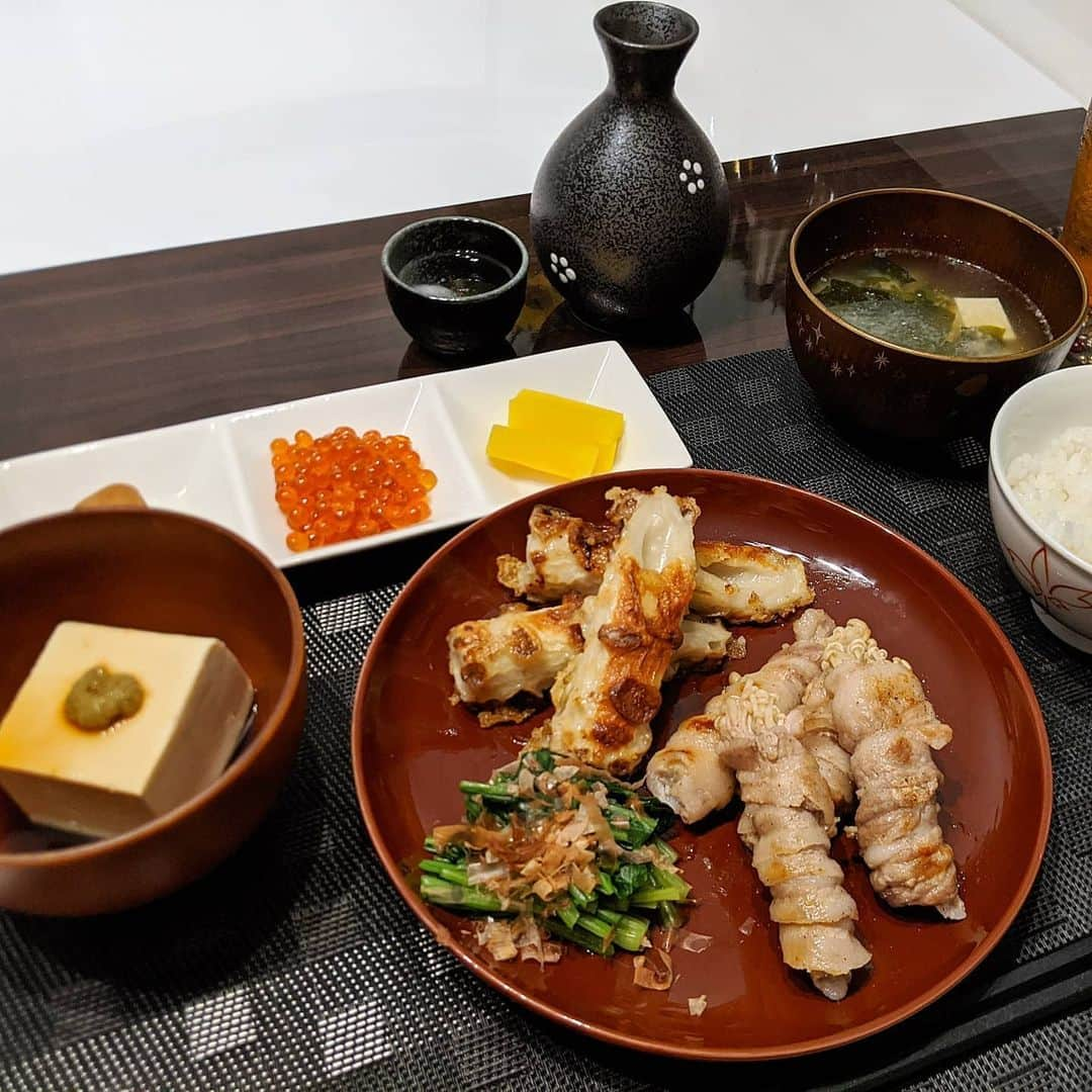 雨宮めるさんのインスタグラム写真 - (雨宮めるInstagram)「久々の和食メニュー。 器はいまいちだけど、手早いのは和かも。 北海道白糠町のふるさと納税のいくら、最高♡ 新潟の日本酒も大好き。  #ふるさと納税返礼品 #ふるさと納税 #ふるさと納税おすすめ #北海道白糠町 #北海道白糠町産いくら #北海道ふるさと納税 #白糠町ふるさと納税 #お酒のあて #いくら #魚卵好き #自炊生活 #自炊記録 #和食 #和食献立 #和食メニュー #和食器欲しい #日本酒好き #越乃寒梅 #おうち居酒屋」6月20日 20時55分 - amamiya_melty