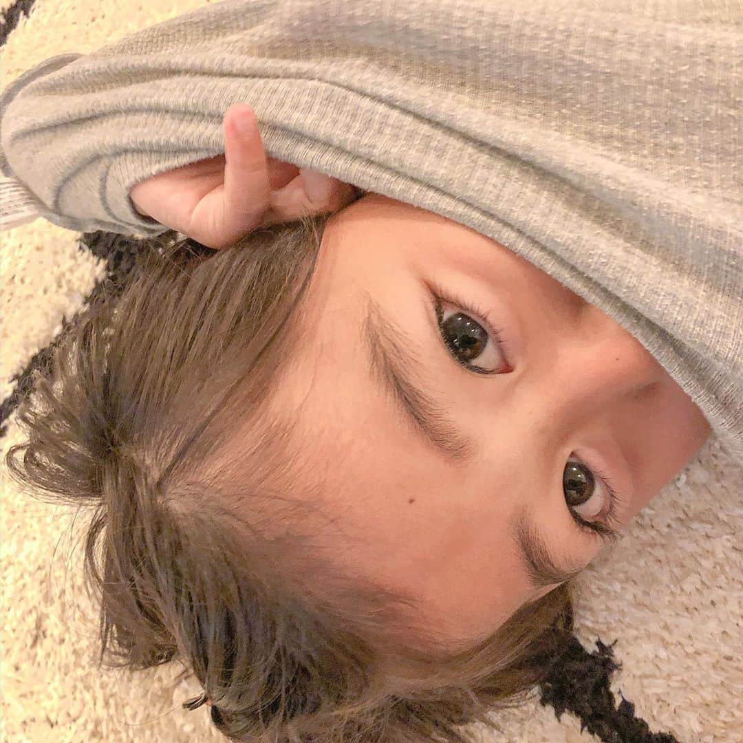 かなのインスタグラム：「． なんかずっと側にきて甘えてくる〜🥺 ガチャガチャやりたいって交渉してくる〜〜😇 ． 学校と幼稚園が始まると金土の夜の嬉しさが何倍にもなるね♡ りきとは幼稚園が楽しすぎるから夏休みいらないんじゃない？って先生に提案するらしいよ🥰👉🏻👈🏻#先生困る ． ． #りーくんの七変化#表情ありすぎ#甘え上手#かわいい#息子」