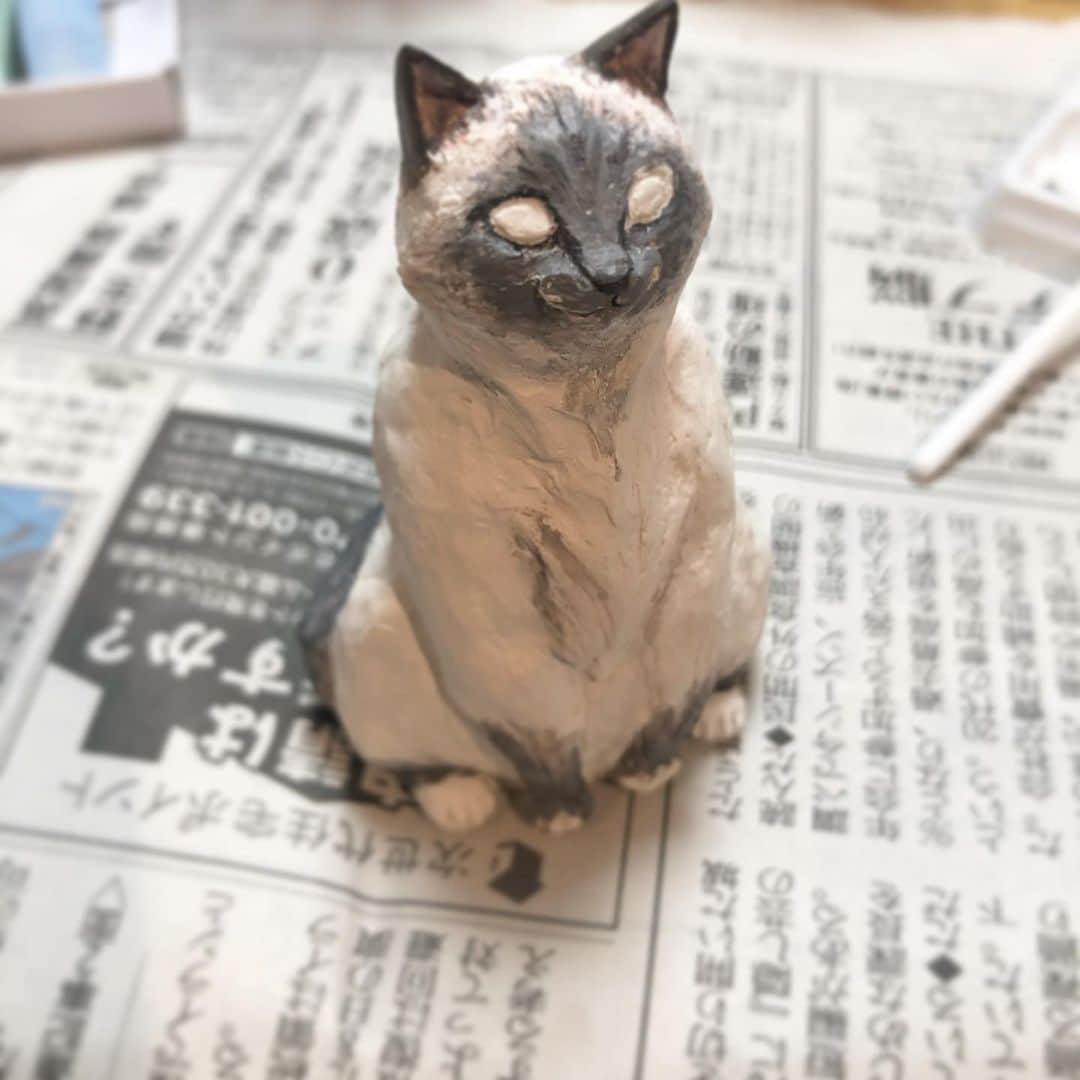 仁藤萌乃さんのインスタグラム写真 - (仁藤萌乃Instagram)「ご報告。 先日から作成していた猫の置物が完成致しました。 モチーフは今は亡き愛しの相棒です。 あまり似せられなかったけど、愛だけはこもってる。 また違う座り方のも作りたいなぁ。  P.S. 途中経過がホラー。  #造形粘土#石粉粘土#猫の置物#バーマン#clay#clayart#cat#birman」6月20日 20時48分 - moeno.n_official