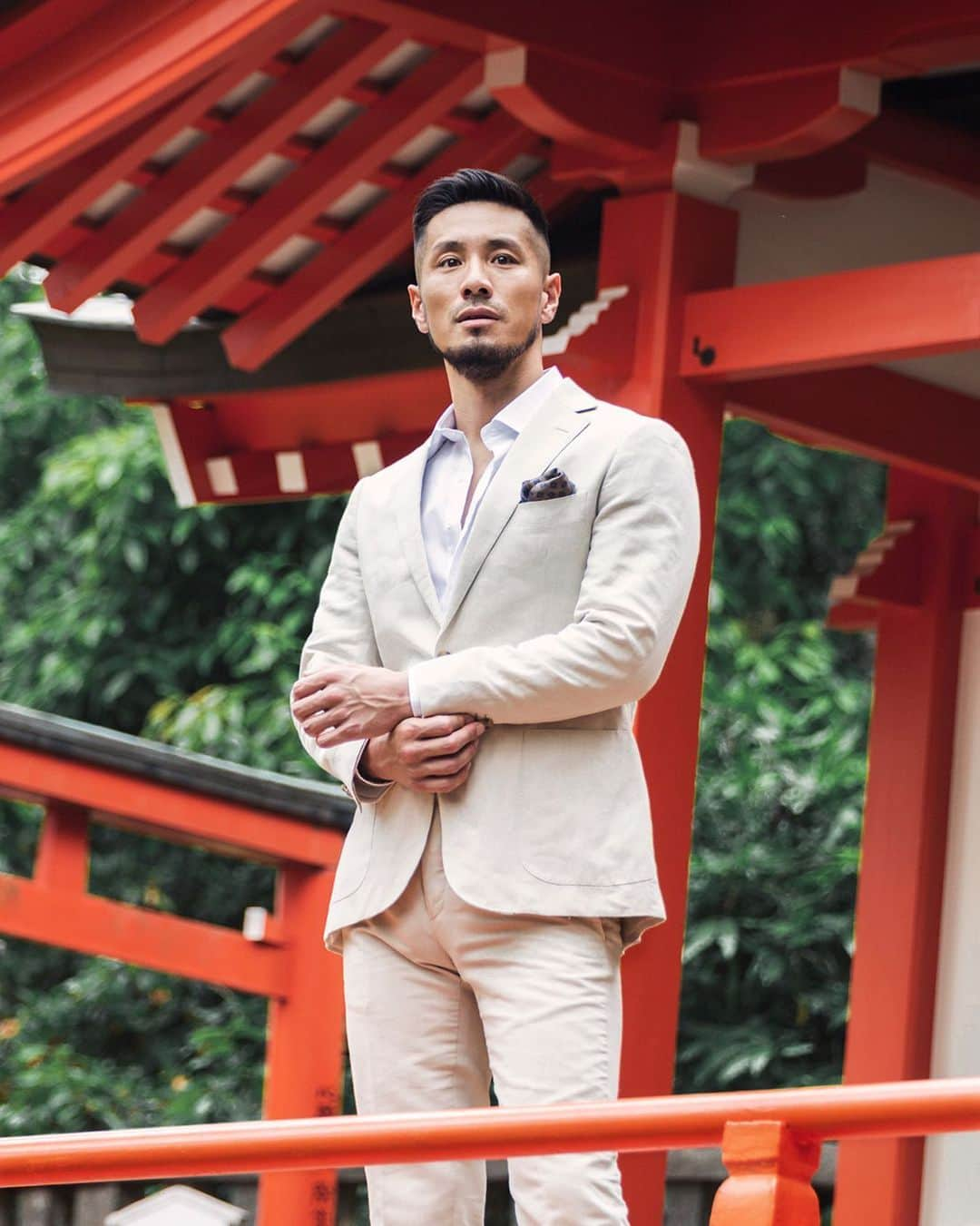 大越光貴のインスタグラム：「人生初の白のスーツ。﻿ ﻿ Model: @koukoshi﻿ Photo: Matsumori-san﻿ STYLE: @model_taku ﻿ ﻿ #SHRINE #WHITESUIT #whitejacket #fashionsnap #ootd #malemodel #asianmodel #根津神社 #神社 #東京 #メンズファッション #スナップ撮影 #ポートレート #撮影 #モデル #作品撮り #スーツスタイル #スーツコーデ #白スーツ #白ジャケット #白シャツコーデ #フォトグラファー #カメラマン #写真家 #モデル兼フォトグラファー #フィットネス #筋トレ #増量 #シンプルコーデ #シンプルな暮らし」