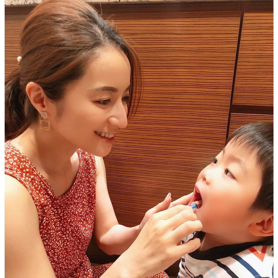 Mayuko Watanabe 渡辺真由子さんのインスタグラム写真 - (Mayuko Watanabe 渡辺真由子Instagram)「子供のムシ歯や口臭が気になったら、歯ブラシの後にフロスを使うと歯と歯の間の歯垢と汚れが取れるので子供でもフロスを習慣化することが良いそうです😊✨ それを聞いてから私は【PR】に参加し、クリニカのデンタルフロスY字タイプを息子にも使い始めました🥰 痛がるかなと思ったら全く痛くないみたいで、自ら口を開けてくれて、『綺麗になったよー』と言うと喜んでくれます☺️✨ 親子で色分けして使えるので便利ですよ😄 ・ 今クリニカで投稿キャンペーンをやっていて、 ① @lion_clinicaをフォロー、 ② 写真を投稿して、#スキマバスターズ・#クリニカ・#ごきげんハミガキ のハッシュタグをつけて完了！ とっても簡単で、オリジナルマグカップなど素敵な商品が当たるのでぜひ皆さんもキャンペーンに参加してみて下さい〜( *˘ ³˘)♡ 詳細は #KIDNA の記事を見てください🥰 @lion_clinica　@kidsna.official #クリニカ#ごきげんハミガキ#スキマバスターズ#KIDSNA#キズナ#子育てメディアKIDSNA #mama#ママ#出産#新生児#子育て中#男の子ママ#二児ママ#pr」6月20日 20時52分 - watanabe_mayuko