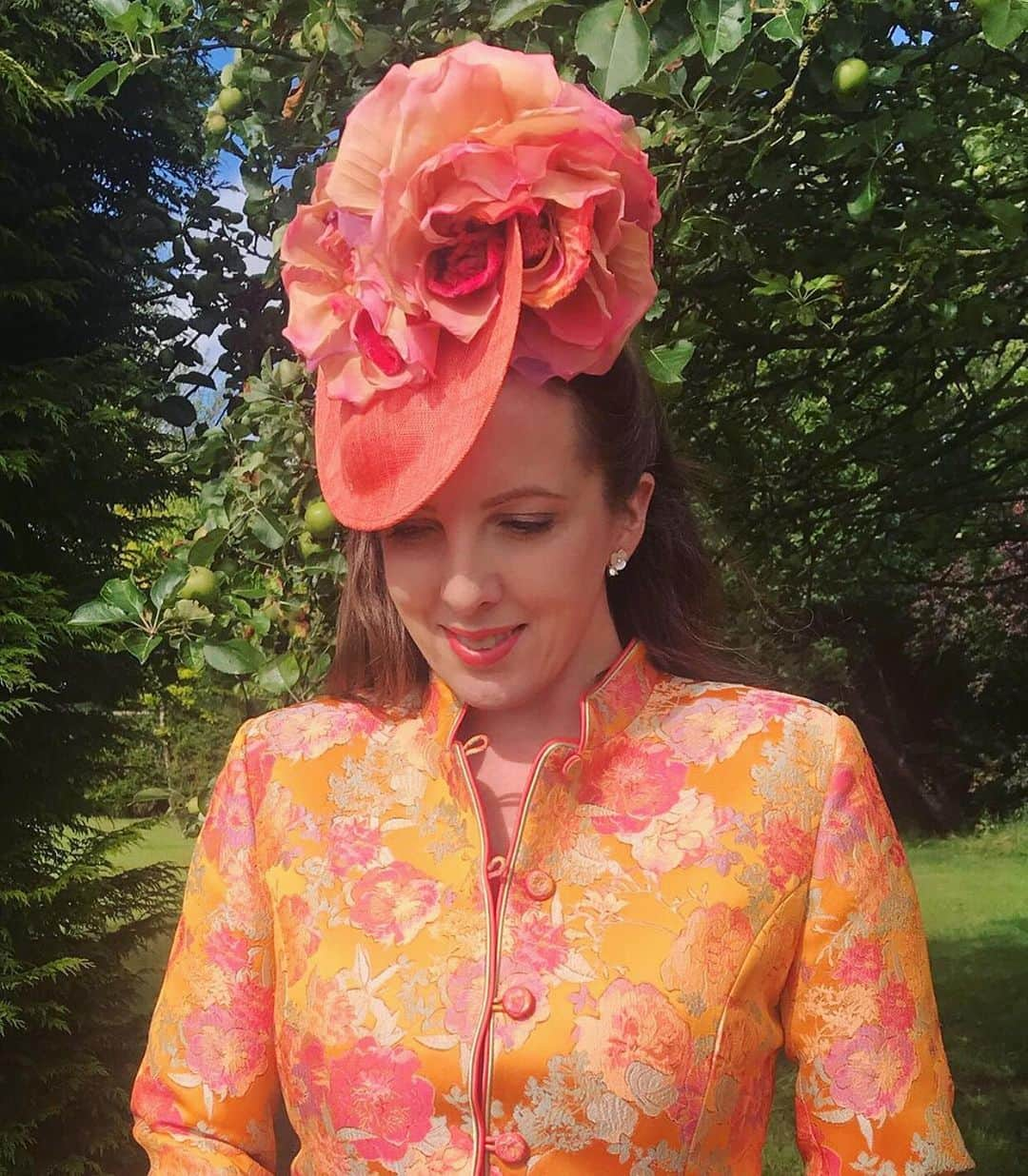 キャロライン チャールズさんのインスタグラム写真 - (キャロライン チャールズInstagram)「On the final day of Royal Ascot, we bring you the @theladysmaid who looks just wonderful in the Caroline Charles Cosmos Coat in Mango. Pictured with a beautiful hat by @juliettemillinery from the @cotswoldhatclub and finished with a complimenting bag by @wilburandgussie  We are offering 25% off all Spring Summer 2020 online to mark the end of Royal Ascot week, with the code featured on the The Ladys Maid page. 🧡🎩🐎🤩 #royalascot #royalascot2020 #ascot #britishfashion #fashion #fashionstyle #fashionista #styling #ascotfashion #styledwiththanks #britishdesigner #designer #luxuryfashion #style #styleinspo #instafashion #fashionstyle #occasionwear #millinery #milliner #coral #mango #dresscoat #styledwiththanks🌈」6月20日 19時20分 - carolinecharleslondon