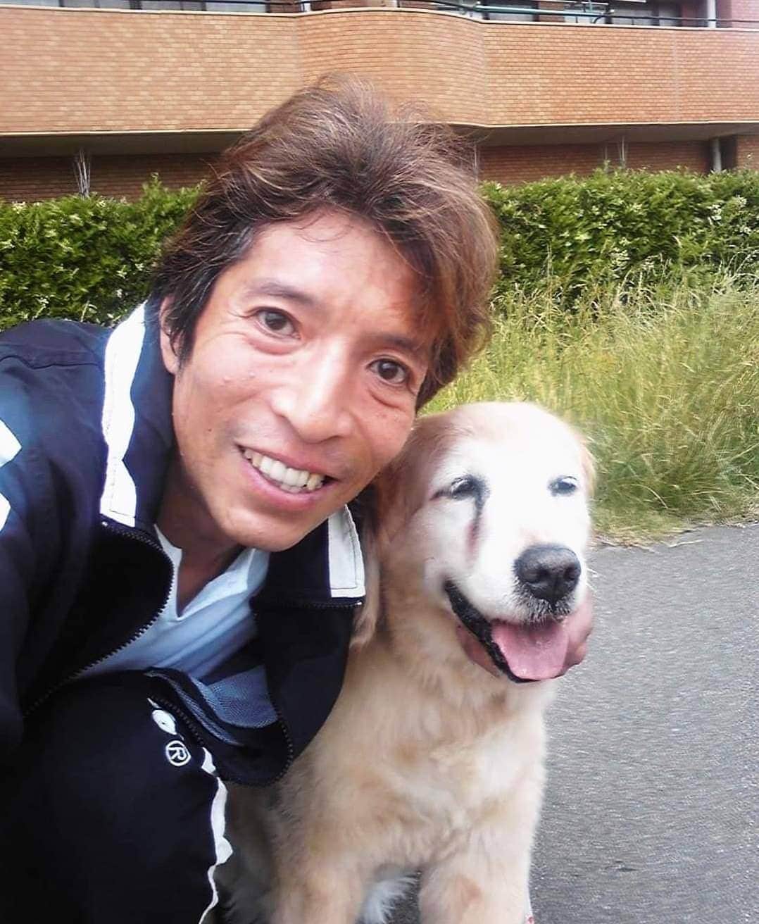 松野行秀さんのインスタグラム写真 - (松野行秀Instagram)「今日はキャンディの祥月命日です🙏 · · · キャンディは、2013年の今日6月20日、享年15才と9ヶ月で旅立ちました。 · · · 〈2013年6月20日の日記〉 · ～～〜～～～～～～～～～ · 今日は、皆さんに悲しいお知らせをしなければなりません。 · 愛犬キャンディが、今朝他界致しました。 · 享年15才と9ヶ月・・・人間の歳に換算して90歳でした。 · 幸いなことに、キャンディの最期をしっかりと看取ることが出来ました。 · 今日は、辛いのでこの辺でペンを置かせて頂きます。 · 永遠の眠りに就いたキャンディ・・・声を掛ければ、今にも起きてきそうな安らかな寝顔です。 · 〜～～～～～～～～～～～ · · 私とキャンディは、キャンディが生後3ヶ月の時に都内のペットショップで出逢いました。 · · 抱っこしたとたんに、無心に私の顔をペロペロ舐めてきた人懐こいキャンディに即座に心を奪われました。 · · 都内でキャンディと一緒に暮らし始めた当時、私は離婚騒動の渦中という試練の中に身を置いておりました。 · · しかし、どんなに辛いことや嫌なことがあっても、家に戻ってキャンディのあどけない顔を見ているうちに、私はいつも心が癒されました。 · · 騒動の後、私とキャンディは出身地である福島に移住することになりました。 · · 福島に移ってからもキャンディには色々と心配を掛けっぱなしでしたが、キャンディはいつも傍らで優しく私を見守っていてくれました。 · · 出逢った時はあどけない赤ちゃんだったキャンディが、いつの間にか私の年齢を飛び越えて、そして最期は私より早く逝ってしまいました。 · · · キャンディを喪ったばかりの頃は、ワンちゃんの寿命の短さを恨めしく思ったこともありましたが、でも、お陰様で今はキャンディを失った淋しさよりも、キャンディと共に過ごせたことに対する感謝や喜び、そして、キャンディとの楽しかった思い出と共に毎日を過ごすことが出来るようになりました。 · · · キャンディの遺骨は、納骨せずに、今も自室の祭壇で手厚く供養させて頂いております。 · · · 『願以此功徳　普及於一切　我等與衆生　皆共成仏道』 · 覚念行秀  合掌 · · · (ＪＫＣ発行の国際公認血統証明書より) 〈犬種〉 ・ゴールデンレトリバー 〈登録番号〉 ・RG-46839/97 〈性別〉 ・メス 〈毛色〉 ・ゴールデン 〈繁殖者〉 ・TETSUYA HIRONAKA(TOYOHASHICITY) 〈譲渡年月日〉 ・1997年11月1日 〈所有者〉 ・YUKIHIDE MATSUNO 〈登録日〉 ・1997年12月8日 〈生年月日〉 ・1997年9月3日 〈出産頭数〉 ・オス4 ・メス3 〈父〉 ・1992年2月23日生まれ（毛色ゴールデン) ※父方は３代続きのチャンピオン(AM) 〈母〉 ・1993年12月15日生まれ（毛色ゴールデン) 〈犬名〉 ・シグナス オブ トヨハシ ヒロナカ ＪＰ（その後キャンディ オブ フクシマ マツノＪＰ)」6月20日 19時27分 - g.matsuno