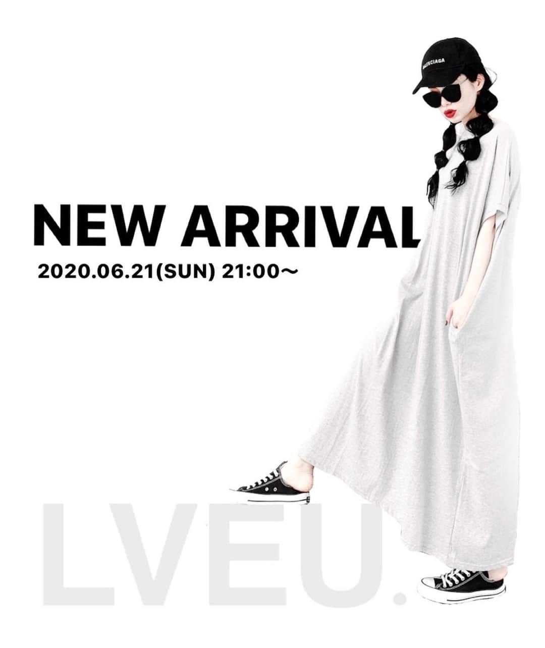 lve_xxxxのインスタグラム：「.﻿ ﻿ .﻿ @lveu.official ﻿ 💁🏻‍♀️ＩＮＦＯＲＭＡＴＩＯＮ 📢﻿ ﻿ NEW ARRIVAL ﻿ 2020.06.021 (SUN) 21:00〜 ﻿ ﻿ 🈟 Over one-piece﻿ BLACK / GRAY / PURPLE﻿ ﻿ ﻿ 個人的にｺﾞﾘ推しの﻿ ｺｯﾄﾝ100％のｵｰﾊﾞｰｻｲｽﾞのOP﻿ ﻿ とにかく可愛い🖤🙈﻿ ﾕｯﾀﾘﾀﾞｯﾎﾟﾘ感がたまらんのです。﻿ 締め付けｾﾞﾛ🙆‍♀️が嬉し過ぎる👏﻿ ﻿ 着心地も良く着るだけで﻿ こなれ感が叶う一着です😍👍﻿ ﻿ 袖の感じも可愛いく、 気になる二の腕もｶﾊﾞｰしてくれて◎﻿ 是非このOPは、着て頂きたい🙈﻿ ﻿ ｶﾗﾊﾞﾘは3色🎨﻿ 個人的にはPURPLE🍆推し✧﻿ ﻿ ま、私は3色買ったんですけどね😂﻿ この型のﾜﾝﾋﾟｰｽ﻿ ﾄﾞﾝﾋﾟｼｬ好みで色選べなかった🤫爆﻿ ﻿ ﻿ 身長163㌢でこの着丈。﻿ 高身長の方にもご満足頂ける丈感かと☝️﻿ ﻿ 小柄な方はﾍﾞﾙﾄとかでｳｴｽﾄﾏｰｸして﻿ ﾌﾞﾗｳｼﾞﾝｸﾞして丈感ご調整頂けたら﻿ 地面付かずに御着用いただるかと☺︎﻿ ﻿ あとは、強い味方の厚底やﾋｰﾙで﻿ ご調整下さいませ💁‍♀️﻿ ﻿ ﻿ 夏のﾕﾆﾌｫｰﾑにしよ。﻿ ｶﾗﾊﾞﾘ3色やから、週3は決定ですな😂笑﻿ ﻿ ﻿」