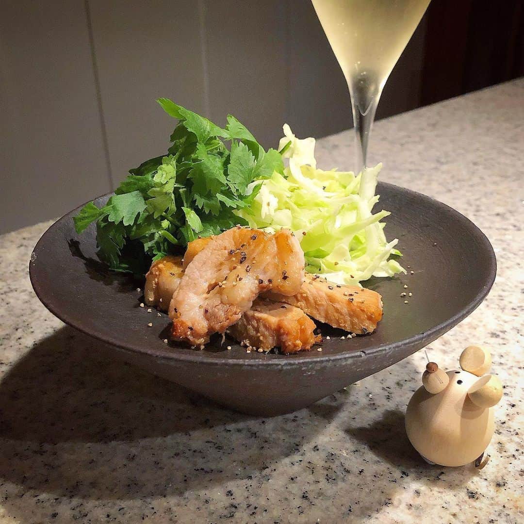 榊山敬代のインスタグラム：「🌿🐖…✨… ・ 今年は沖縄の旅あきらめまして おうちごはんでおうち沖縄の巻  アグー豚さんジューっと焼いてキャベツと マイブームなパクチーさん添えまして完成  ところで沖縄大好きなのでなつかしく  毎年お世話になっている宿泊先をチラリ 調べてみましたら少しお得になっていて  い…いきたいなぁ…と誘惑されそうに なりましたけれどもステイホームにて  今年はエンジョイホームをテーマに おうちサマーを充実させてゆく計画  ところで  ６月になりますと初心の節目でして 今の住まいに移動してから5年が経ち  背筋は正されなおされるとき  今の住まいに移動してからは 色々と鍛えられました感じで  ちゃんとしていませんと 住まわせてくれない感じ  それは  この土地の精霊さまから 見られているかんじです  そのおかげか  今住まわせていただいてる環境は 今までに無いインスピレーション を与えていただくスポットなので 不思議な場所でもありますところ  今月からまたキモチ引き締めて 日々努力してゆきたい節目の時  #初心忘るべからず  さて早めの夕食準備の巻 ・ ・ #おなかぺこぺこ #おうち時間 たのしもう #おうち大好き #enjoyhome ・ ・ ・ ・ ・ #頂き物 #沖縄 #夕食 #dinner #おうちごはん  #おつまみ #お肉 #meat #pork #豚肉 #アグー豚 #あぐー豚 #お肉大好き#steak  #brut #パクチー #phakchi #vegetable #wine #artist #kitchen #cooking #日本画家 の #お料理こんなもん #おうち沖縄」