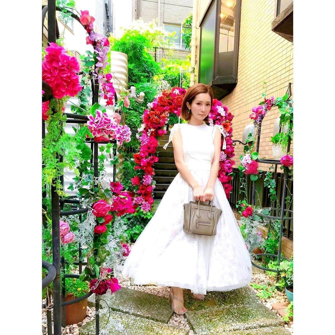 小島みなみさんのインスタグラム写真 - (小島みなみInstagram)「. . お母さんと お花いっぱいの可愛いお店で ランチしてきたよ🌼 . . お天気良くて お外歩くの 気持ちよかった( ¨̮ )♡ . . . #ランチコーデ #ランチ #お花大好き #ワンピースコーデ」6月20日 19時44分 - kojima_minami_373