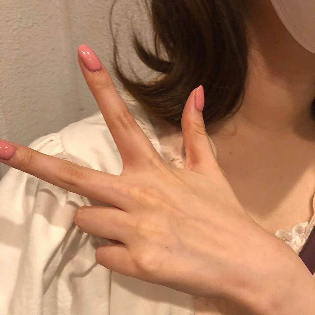 高橋優里花のインスタグラム：「お友達にネイルしてもらった💅🏻🤍 #ネイル　#ジェルネイル」